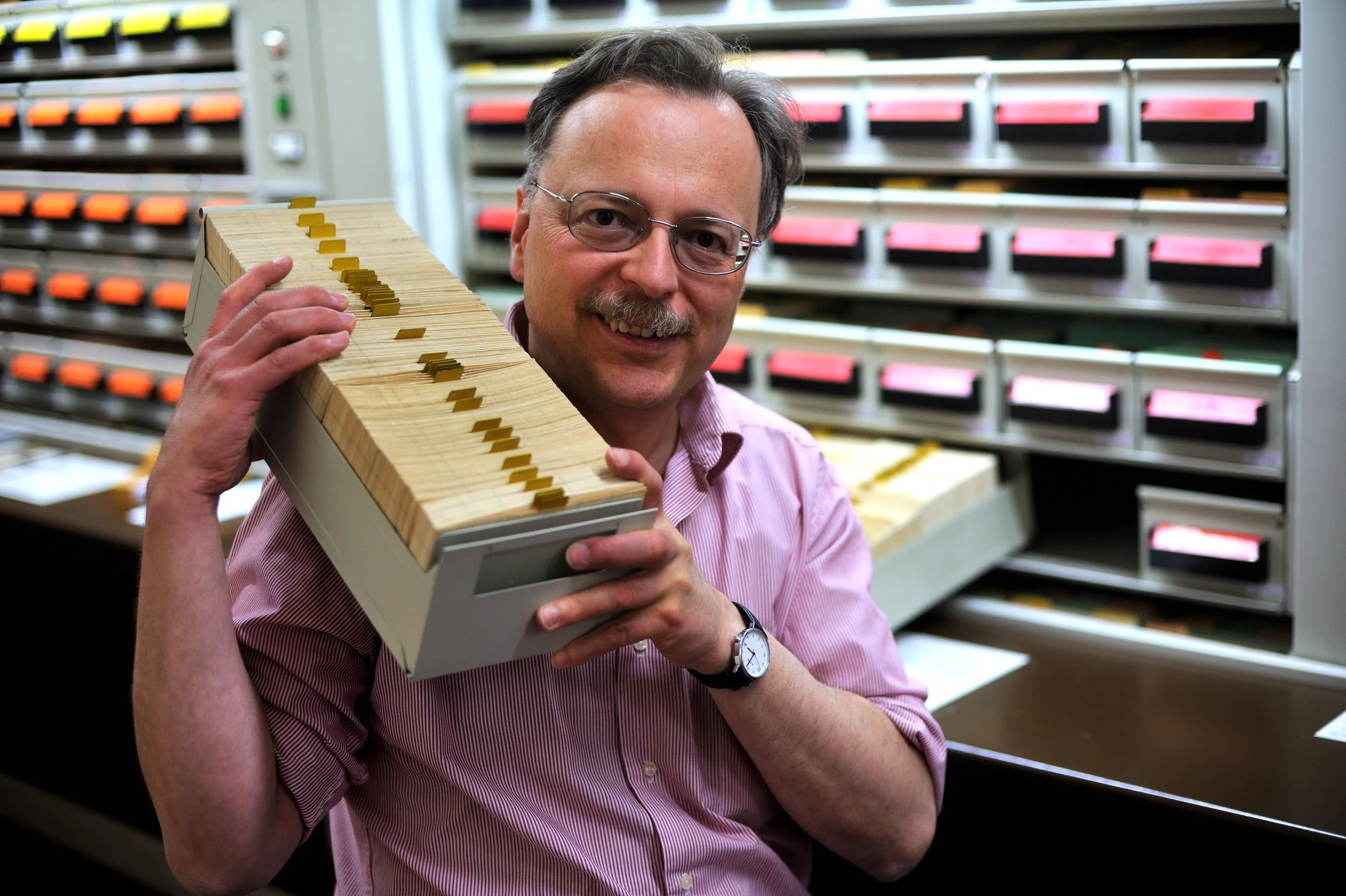 Ein Mitarbeiter von SR-DRS mit Karteikarten. In den 1980er Jahren führte die SRG die EDV in den Archiven ein. Informationen aus Karteien wurden nach und nach in Datenbanken übernommen und ab den 2000er-Jahren mit den Tönen in ein CMS-System integrier