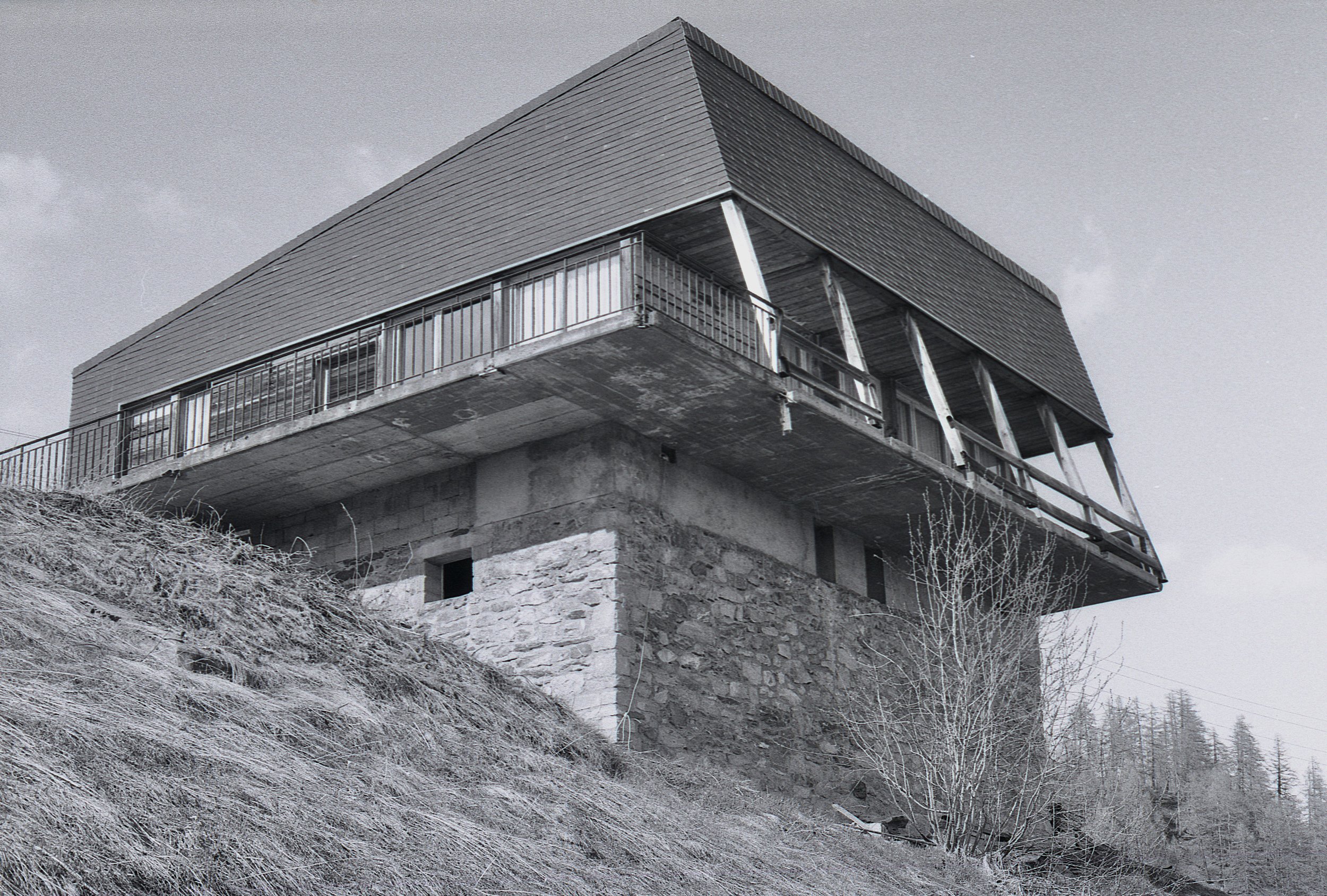 Nr. 106: April 1991, aufgegebenes Berggasthaus Seilbahn Kippel-Haispil (inzwischen zurückgebaut), Kippel, Lötschental (VS)