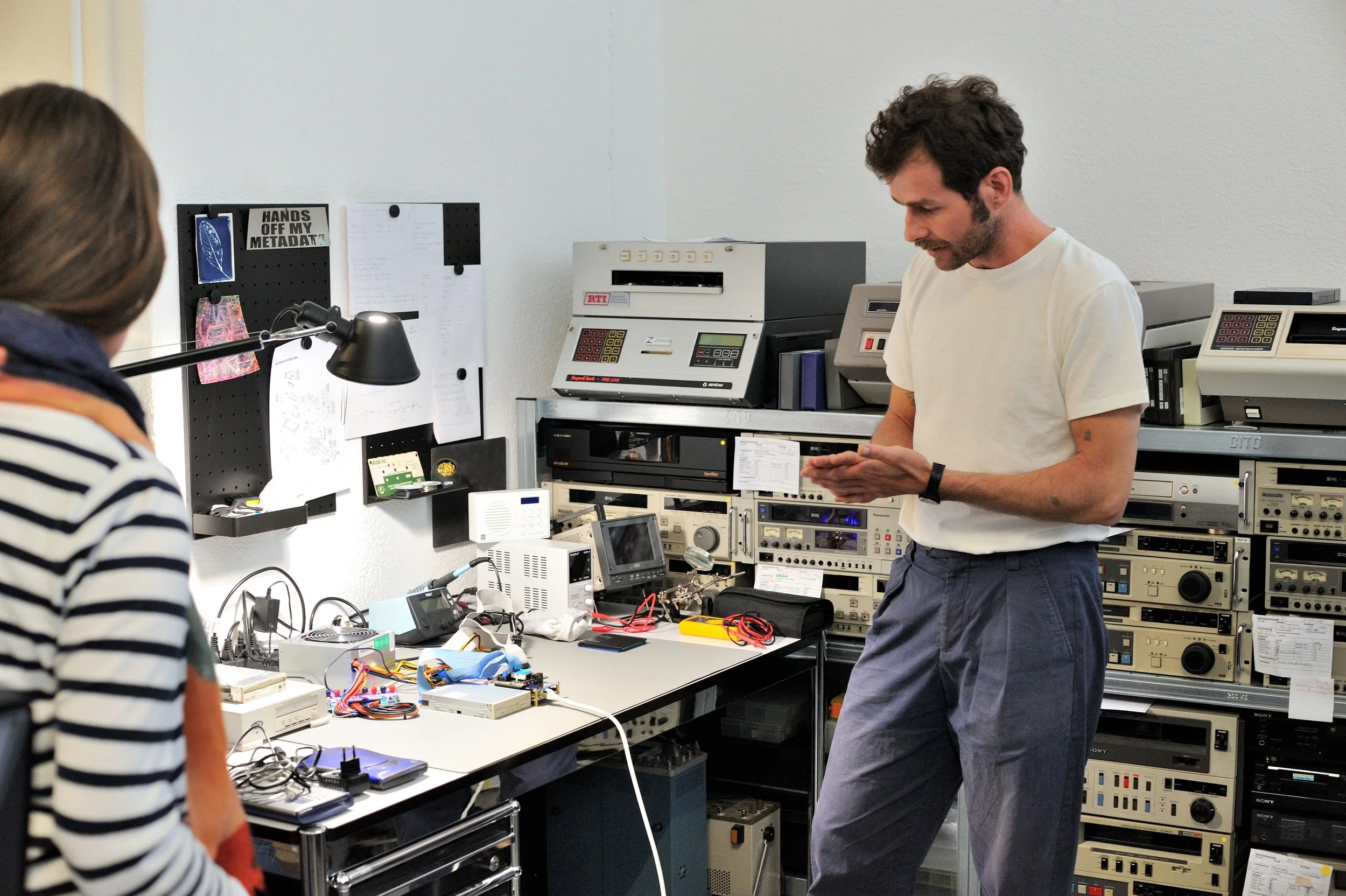 Im Atelier für Medienkonservierung erläutert der Spezialist, wie beim Auslesen von digitalen Audio-Datenträgern verhindert werden kann, dass sich die Daten verändern.  Es geht darum, eine exakte Kopie und die korrekten Begleitdaten erhalten zu können