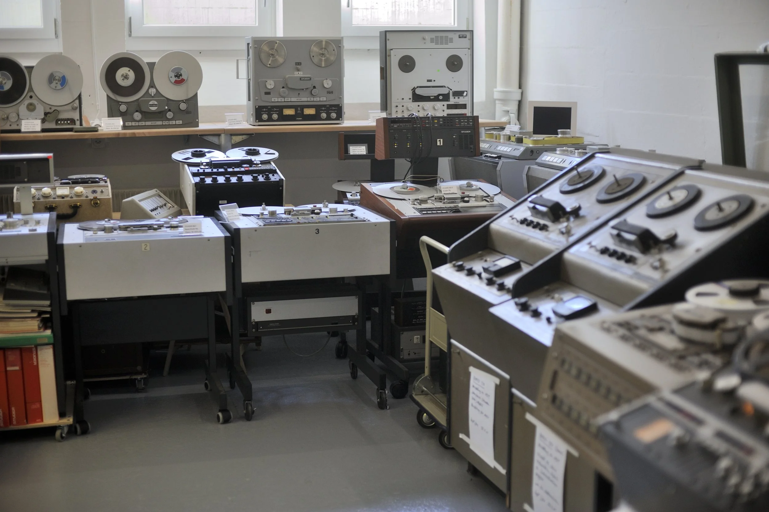 Qualitativ gut erhaltene Tonbandgeräte sind rar geworden. Um so wichtiger, dass es Leute und Institutionen gibt, die sie sammeln und erhalten; auch, damit das Wissen über ihre Funktionsweise erhalten bleibt. Museum ENTER in Solothurn (heute in Derend