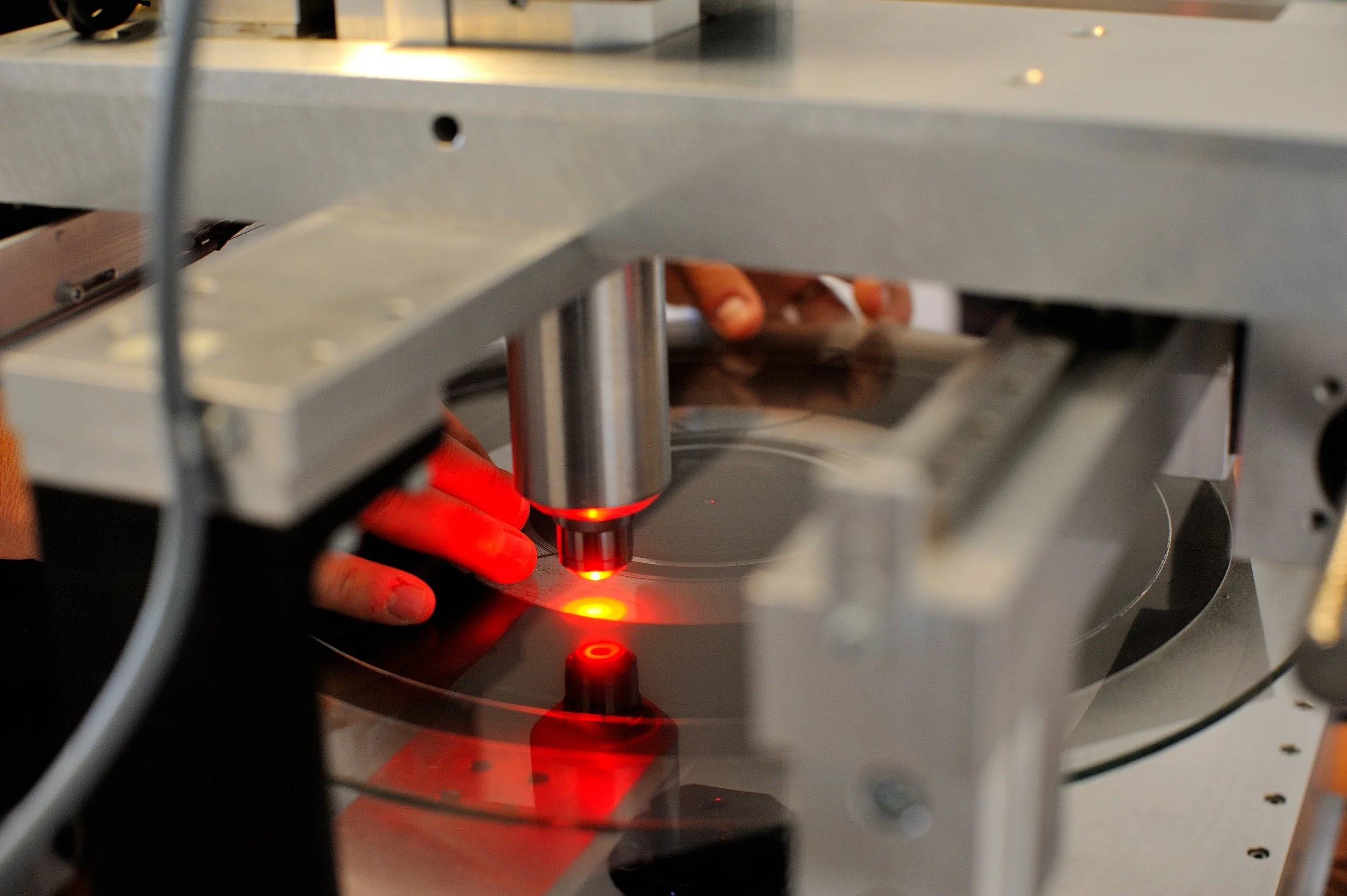 'VisualAudio' arbeitet mit einem hochfrequenten Laserstrahl, der das Bild der fotografierten Plattenrille abtatstet und in eine digitale Tondatei übersetzt. Statt eines Originals dreht sich die Fotografie der Platte auf einem transparenten Plattentel