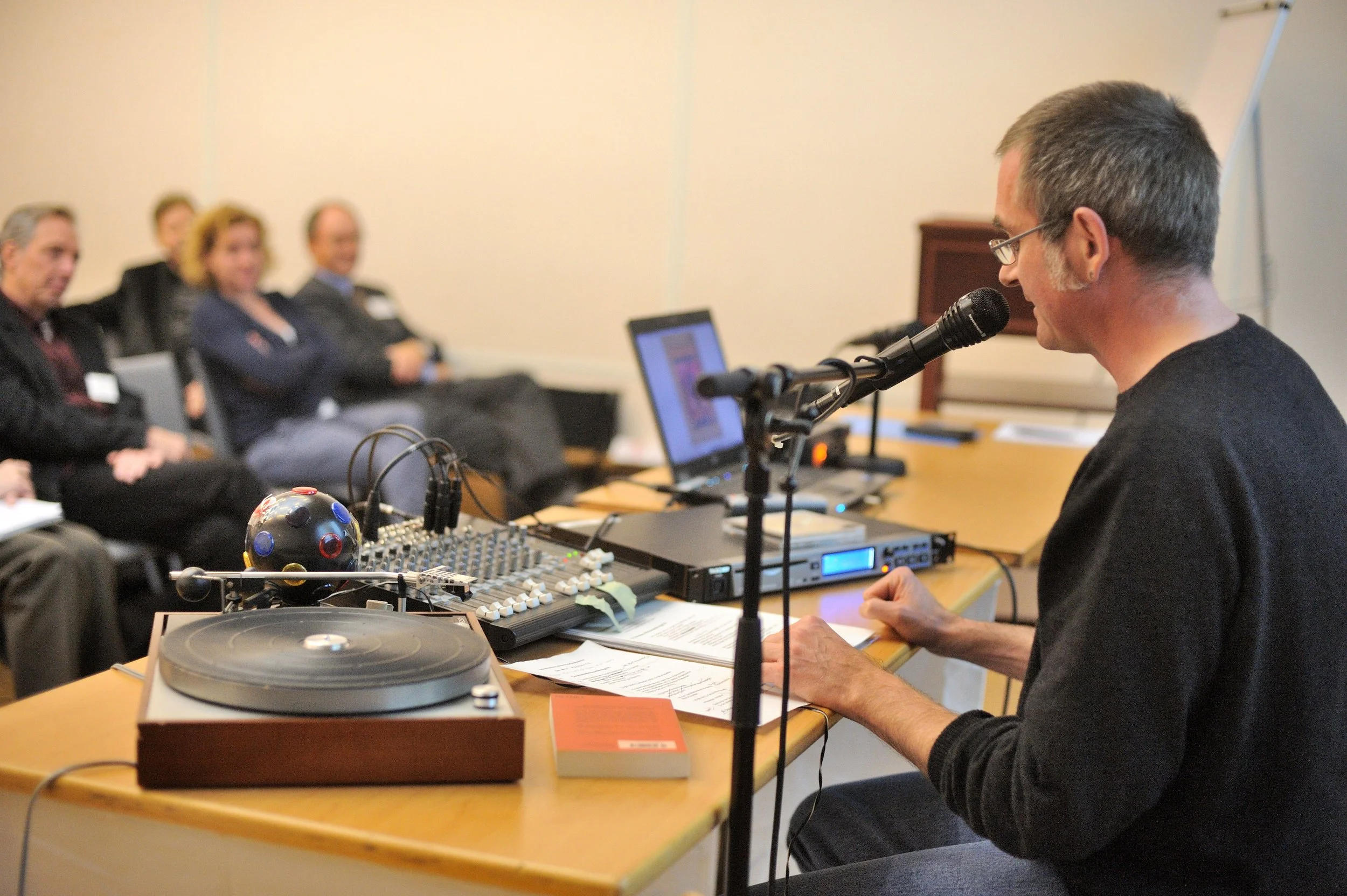 Ausflug in die Jugenkultur: Christian Gasser, Autor, Dozent und ehemaliger Radiomoderator präsentiert „Die Mixkassette – eine kleine Live-Performance“ an einer Tagung der Internationalen Vereinigung der Schall- und audiovisuellen ArchiveI (IASA). Bas