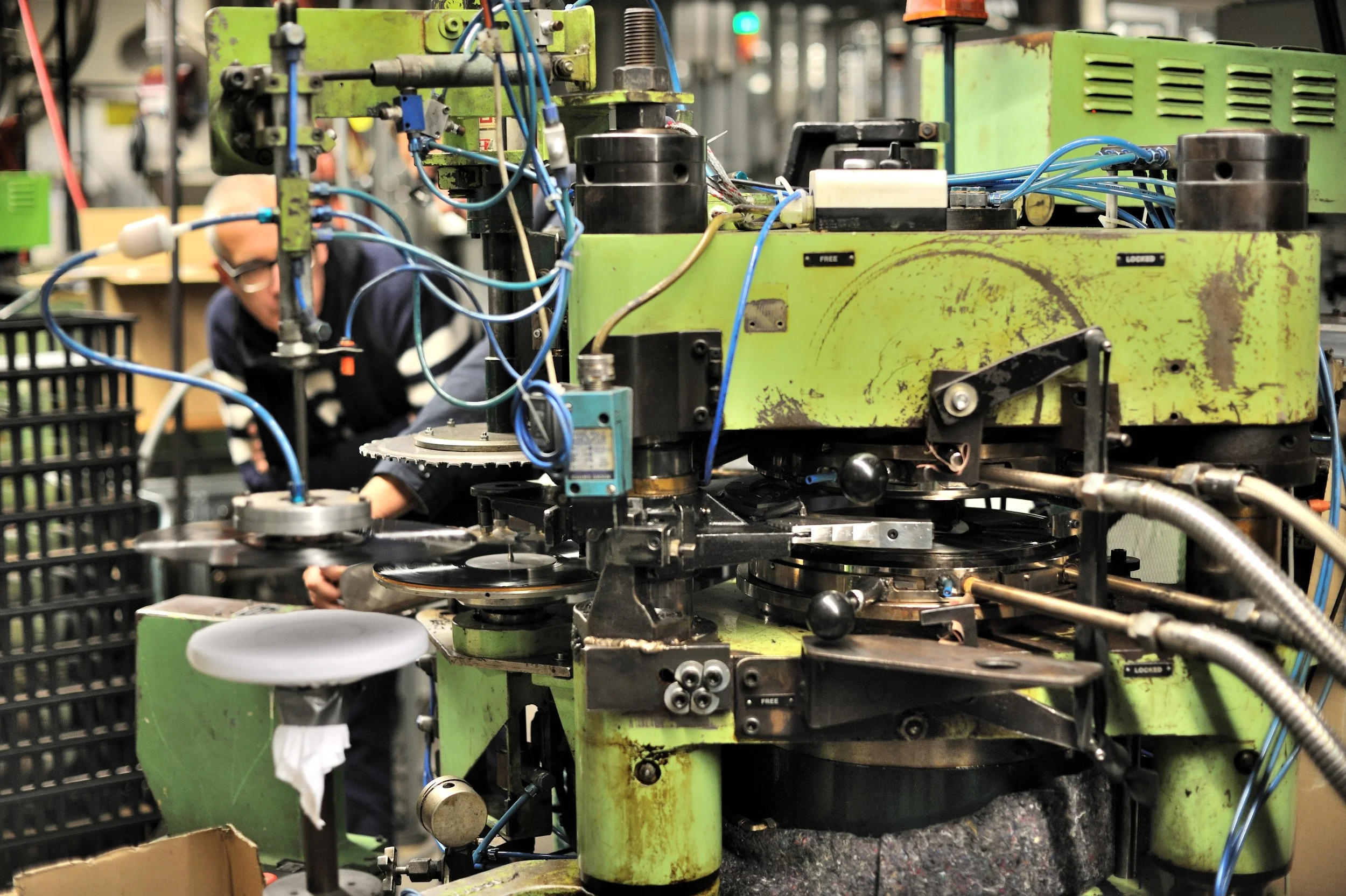 Technik der 1960er und 1970er Jahre ist wieder gefragt. Schallplattenpresswerke wie Pallas GmbH verzeichnen seit Jahren einen Anstieg an Bestellungen. Im Bild: Pressen einer Vinyl-Platte bei Pallas. Diepholz bei Bremen. November 2018.