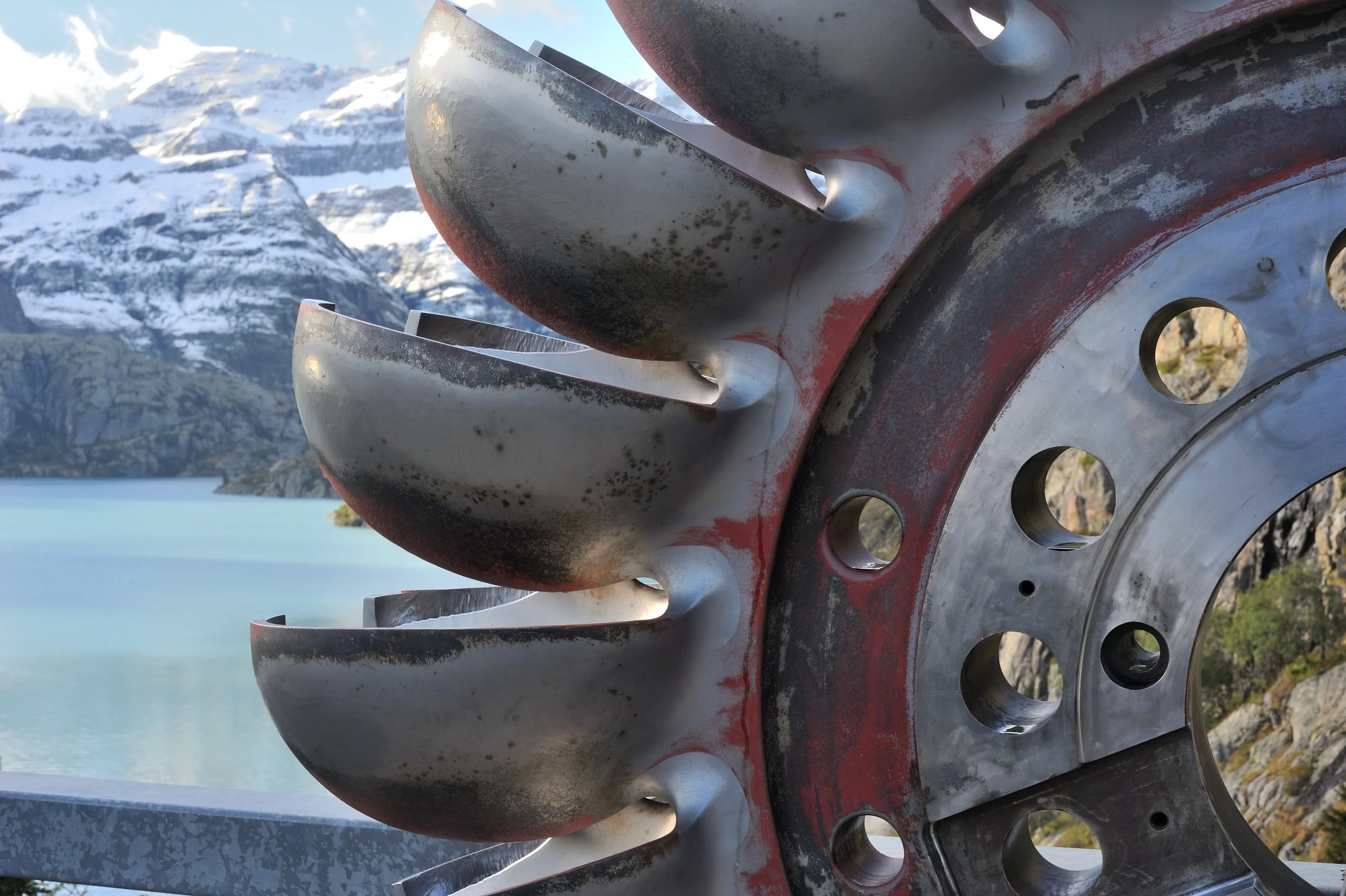 1932 m.ü.M., Blick vom touristischen Aussichtspunkt mit alter Turbine über den Lac d' Emosson
