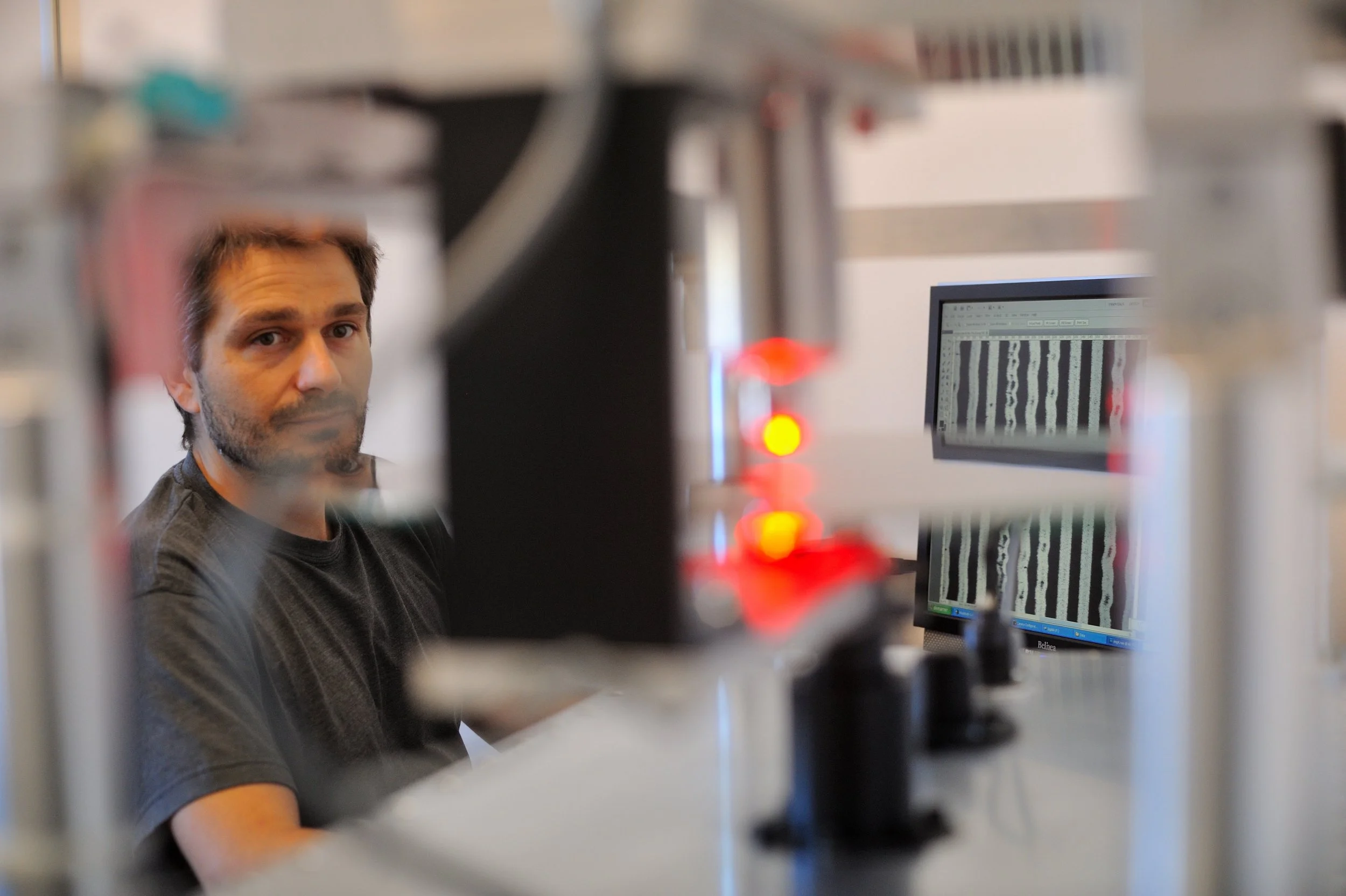 Das Bild der Rille wird auf einem Bildschirm (im Hintergrund) dargestellt. Das System macht Vorschläge, welche Teile der zersprungenen Platte wie zusammengehören. Ein Techniker überwacht den Prozess und greift manuell ein, damit der Ton korrekt wiede