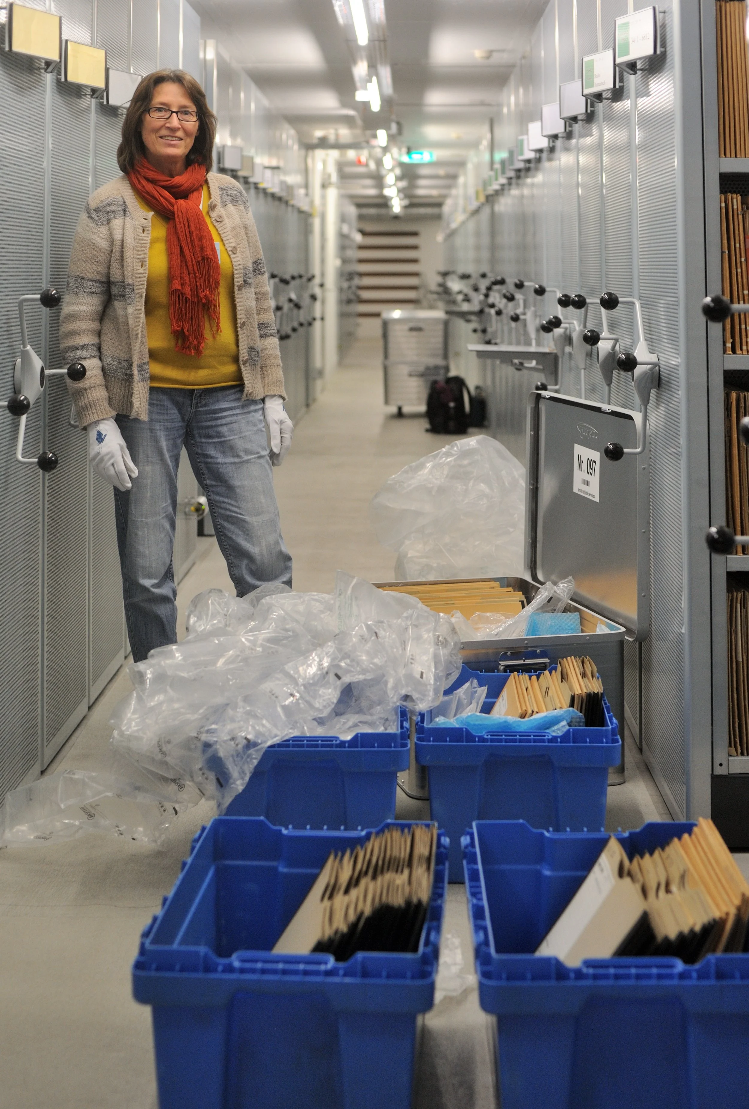 Historische Tondokumente (Direktschnittplatten) werden durch eine Mitarbeiterin von SRF-Radio in die Nationalbibliothek gebracht. Originale werden erhalten, so lange sie noch abspielbar sind und weitere technische Fortschritte zu erwarten sind. Bern.