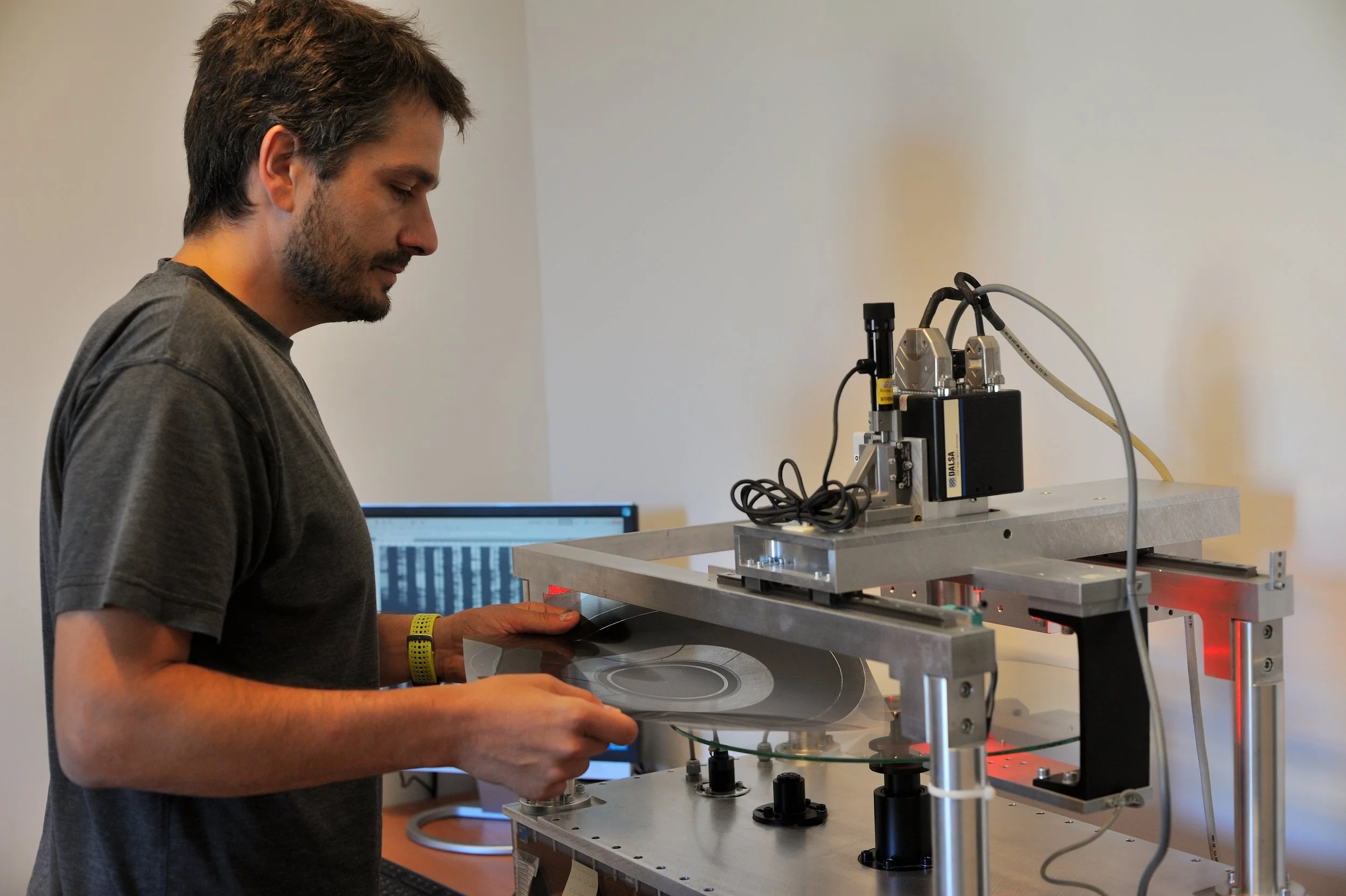 Stark beschädigte Direktschnittplatten können seit einiger Zeit mit dem optischen Verfahren 'VisualAudio' gerettet werden. Von der Platte wird dafür eine sehr hoch aufgelöste analoge Fotografie erstellt. Mitarbeiter der Nationalphonothek in Lugano. J
