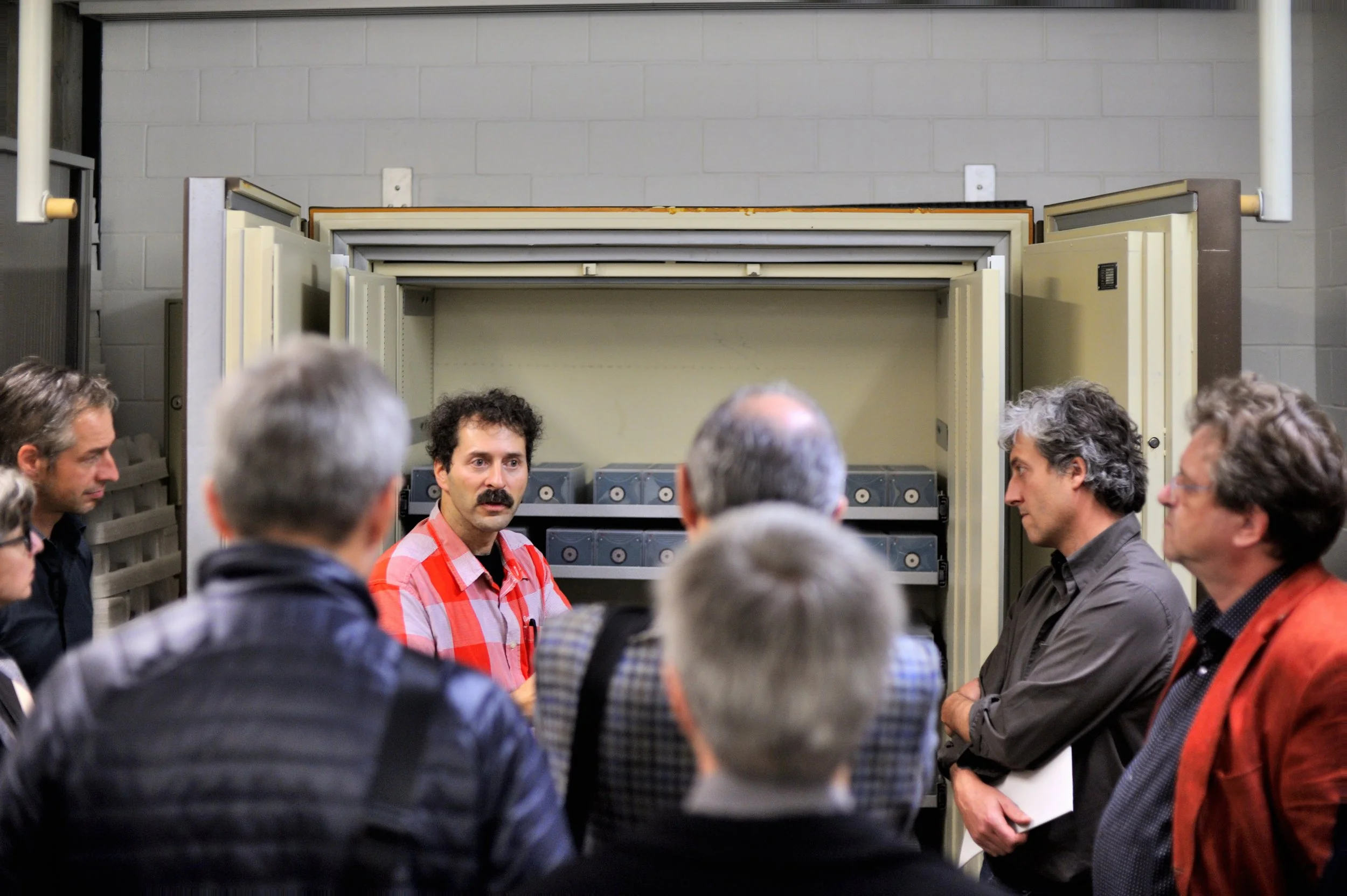 Auch Digitalisate sind auf Trägern gespeichert - in Massenspeichern oft auf LTO-Kassetten. Hier lagern erste Kopien des Montreux Jazz Digital Project bei der EPFL in einem sicheren Schrank. Sie migrierten inzwischen auf neue Genarationen von Kassette
