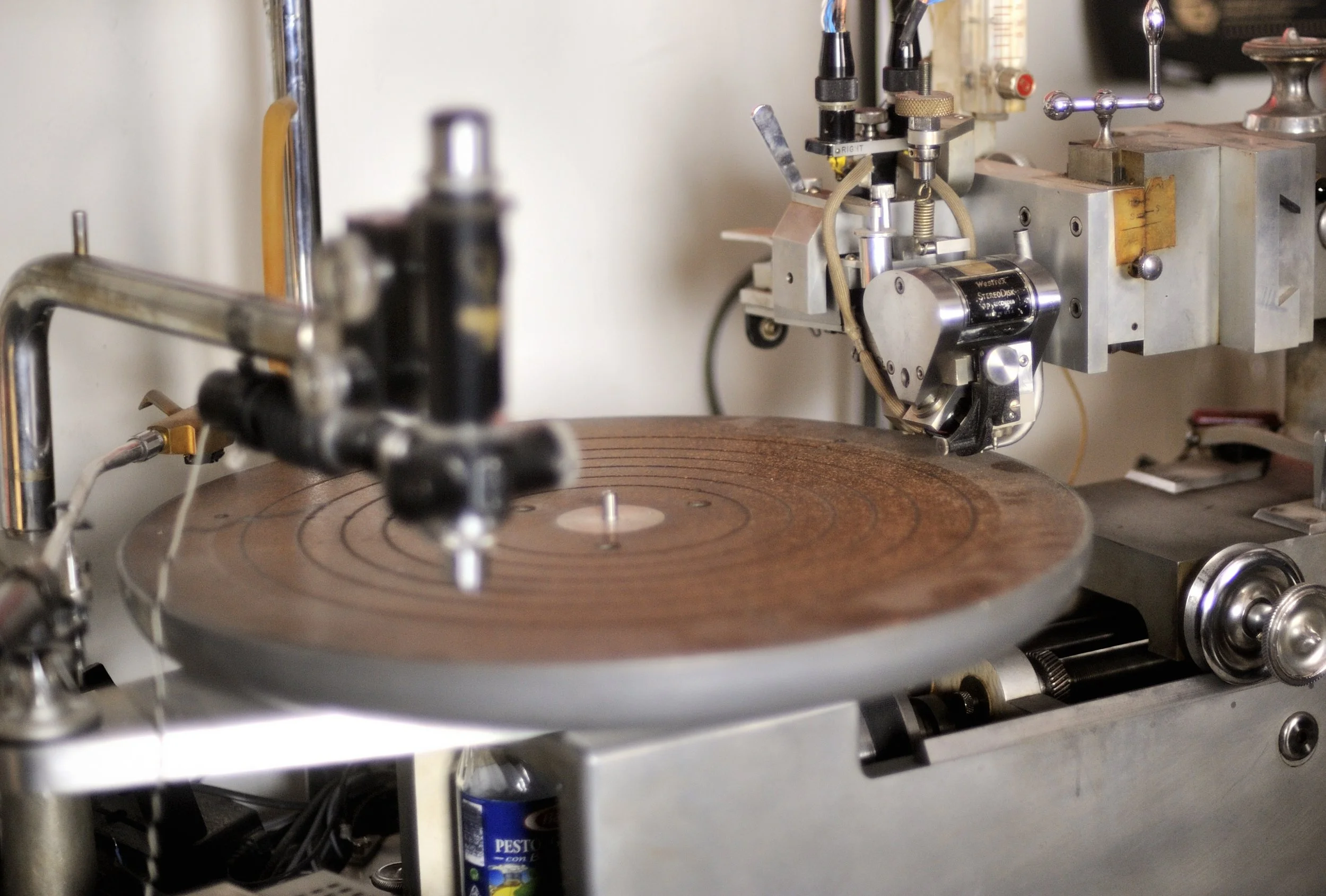 Seit einigen Jahren gibt es ein Revival der Vinylplatte. Für die Herstellung neuer Platten braucht es  zuerst galvanisierbare Direktschnittplatten. So erlebt das Platten-Schneiden nach 50 Jahren eine Renaissance. Im Bild eine 'moderne' Schneidemaschi