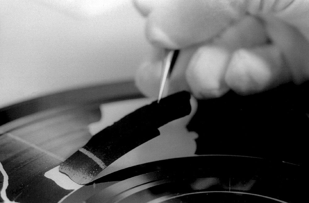 Nicht selten löst sich die Schicht vom Träger. Wenn es als möglich erachtet wurde, das Dokument zu retten, wurde die Platte restauriert, um sie wieder korrekt mit der Nadel abspielen zu können. Studio Zürich SR-DRS. Ca. 1998.