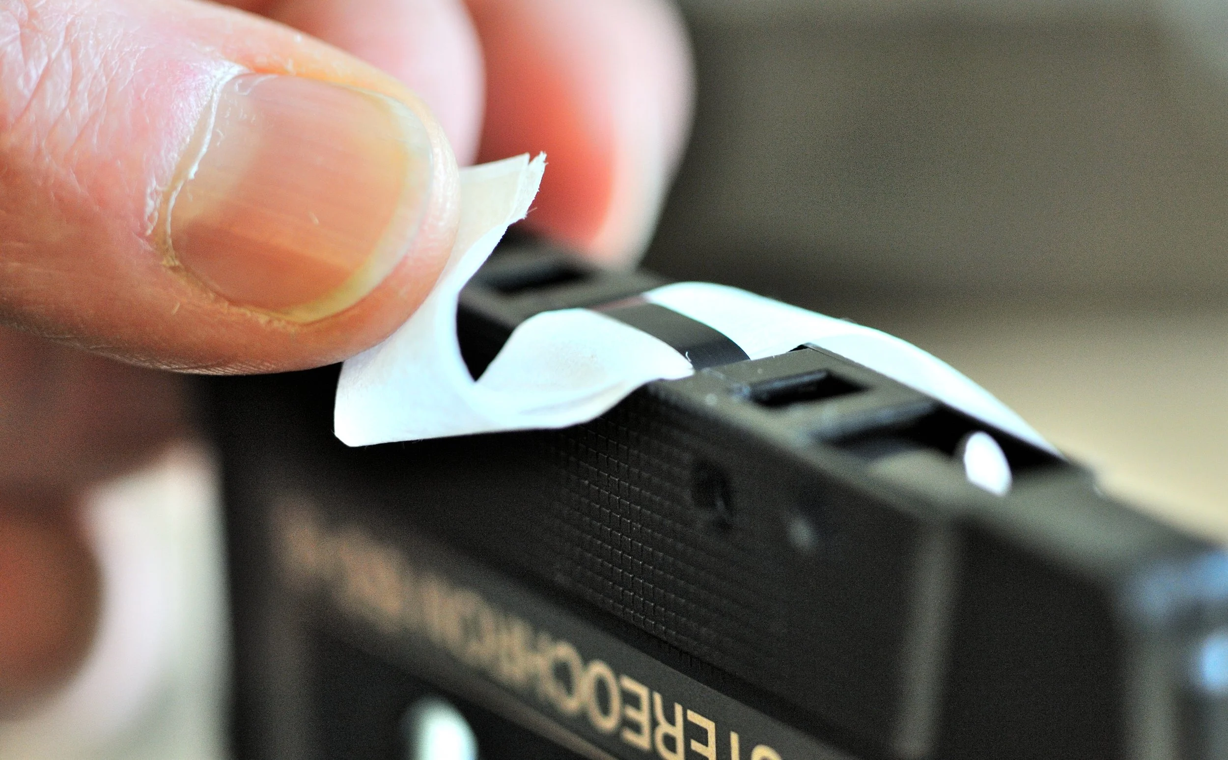 Die Reinigung verschmutzer Bänder muss sorgfältig und mit dem richtigen Material erfolgen. Im Bild: Reinigung einer Kassette, die durch chemische Zersetzungsprozesse nicht mehr korrekt abgespielt werden kann. Februar 2011.