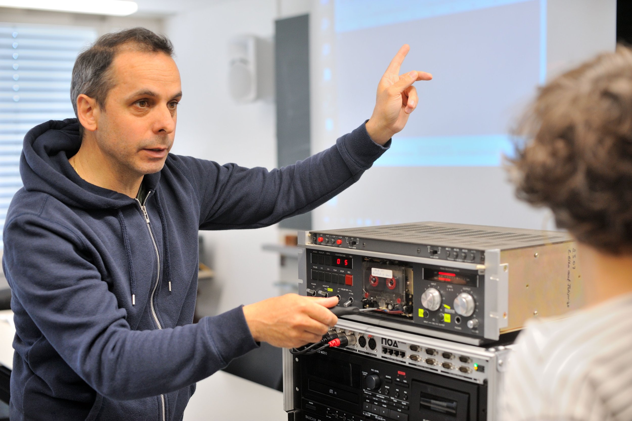 Bei Bandmaschinen muss vieles richtig eingestellt sein, um den Ton optimal übertragen zu können. Ein Techniker der Schweizerischen Nationalphonothek erläutert in einem Ausbildungs-Workshop bei Radio Kanal-K, wie die Stellung des Tonkopfs genau justie
