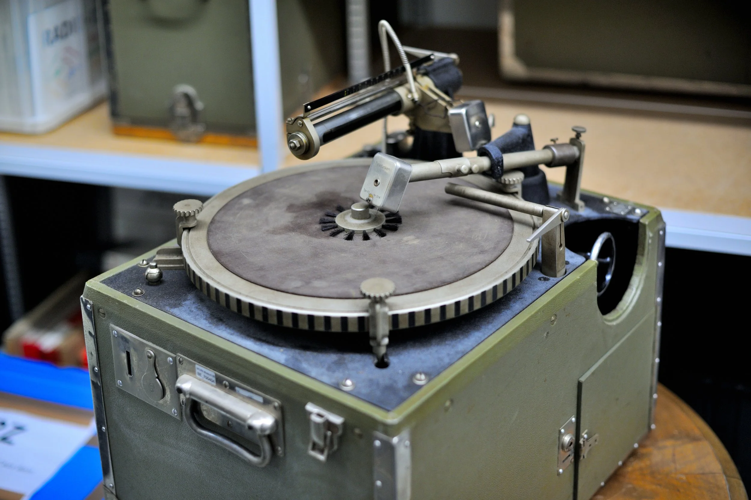 Ab 1934 beschaffte sich die SRG Platten-Schneidegeräte der deutschen Firma Telefunken und begann in den Radiostudios Tonarchive anzulegen. Studio Bern SR-DRS (heute SRF), Gerätesammlung. September 2018.