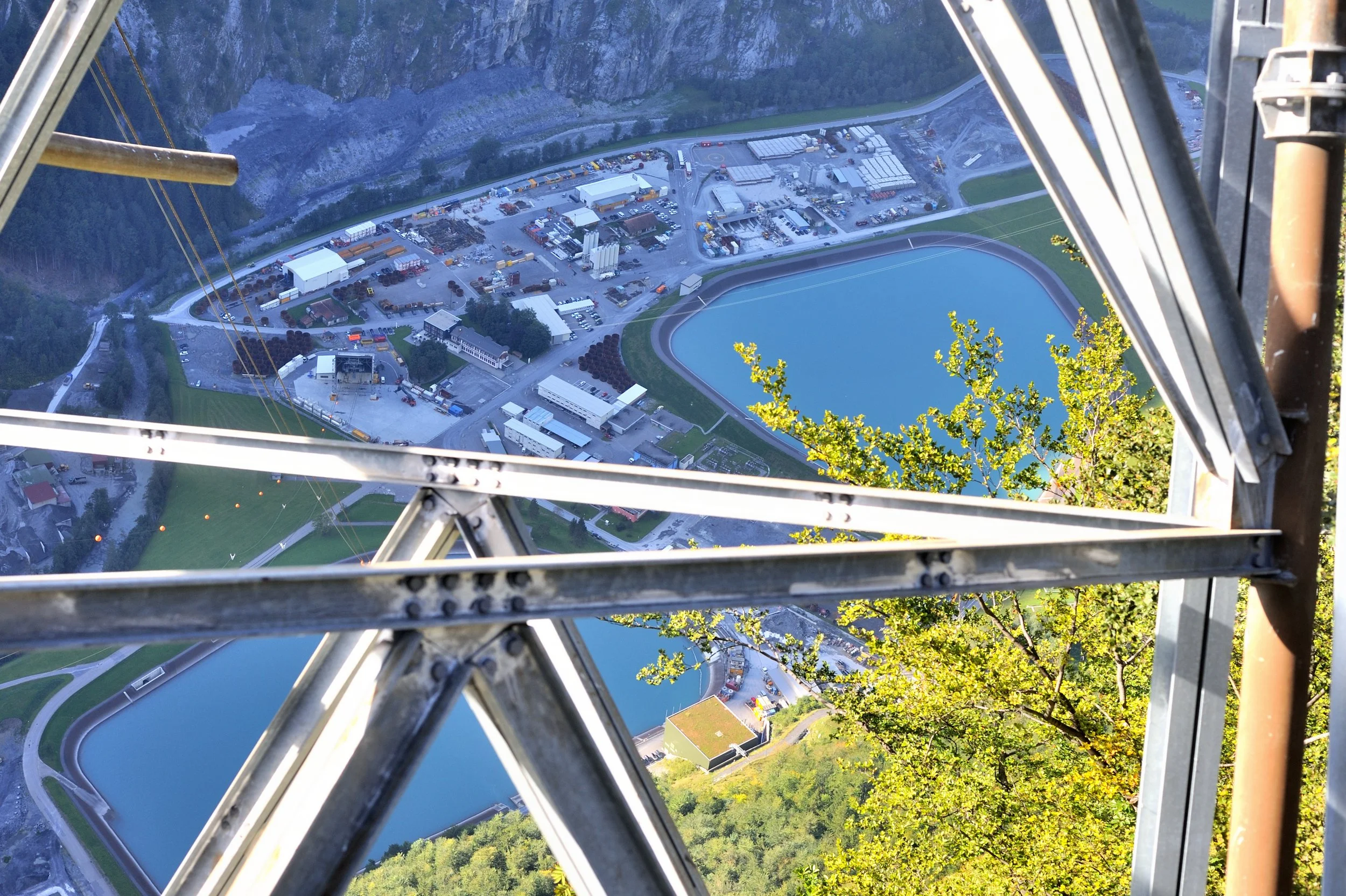 Tiefblick von der Zwischenstation der Personenseilbahn auf der Baumgartenalp zum Installationsplatz Tierfed