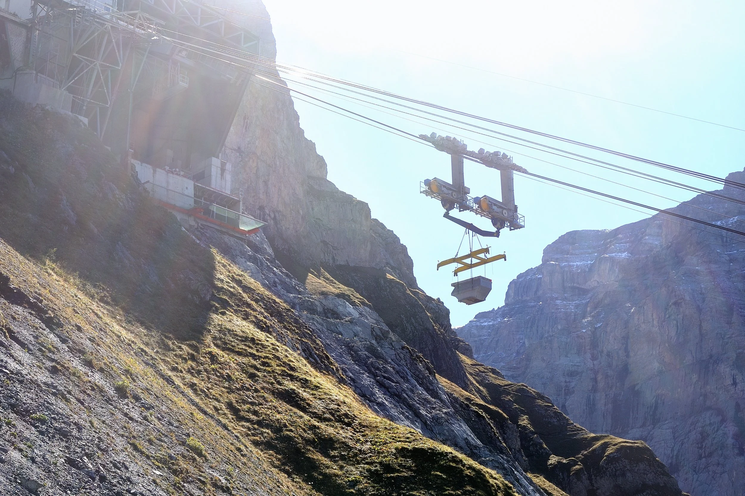 Baumaterial und Baumaschinen werden mit einer speziellen Transportseilbahn von Tierfed ins Kalktrittli (1860 m.ü.M.) transportiert (danach weiter zum Muttsee, 2474 m.ü.M.)