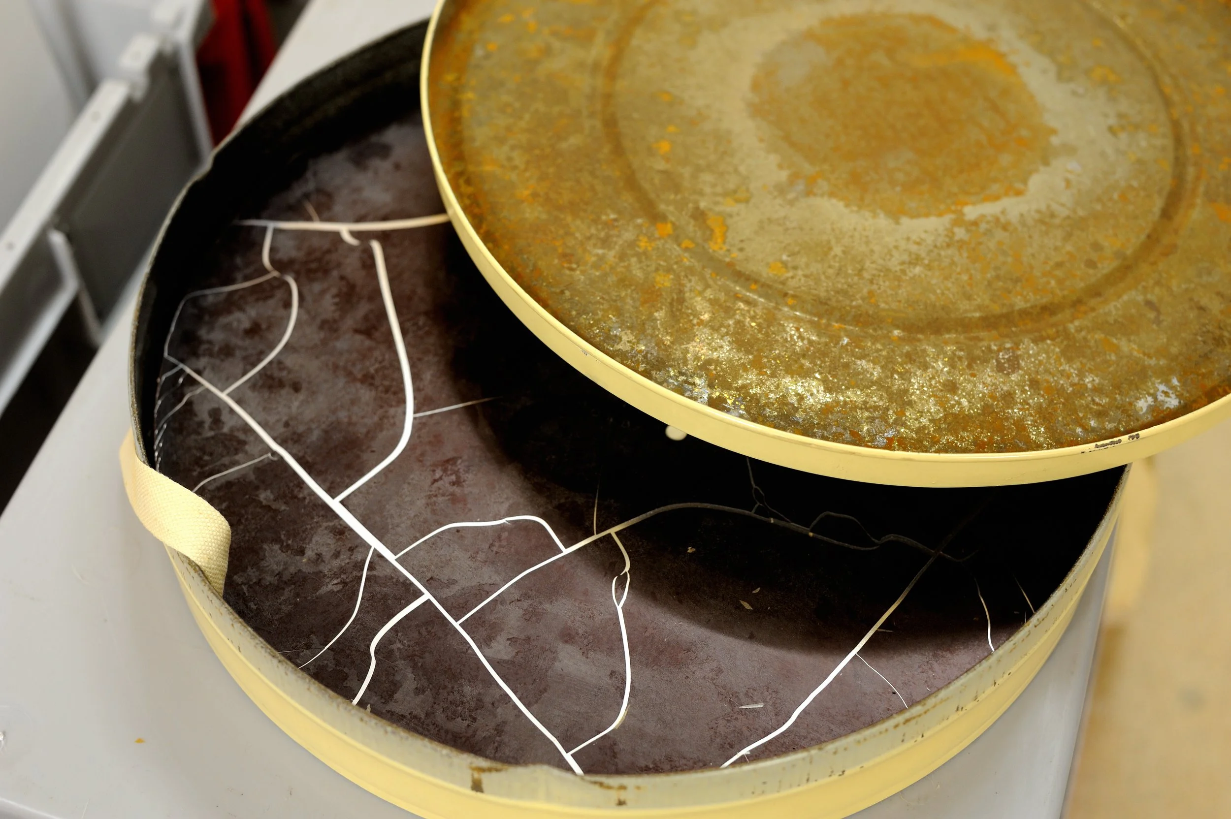 Direktschnittplatten sind Unikate. Beim Aufnehmen in den 1930er und 1940er Jahren wurde mit der Nadel direkt in die Schicht geschnitten. Der Alterungsprozess ist unumkehrbar. Hier eine auseinanderfallende, unbespielte Rückseite. September 2011.