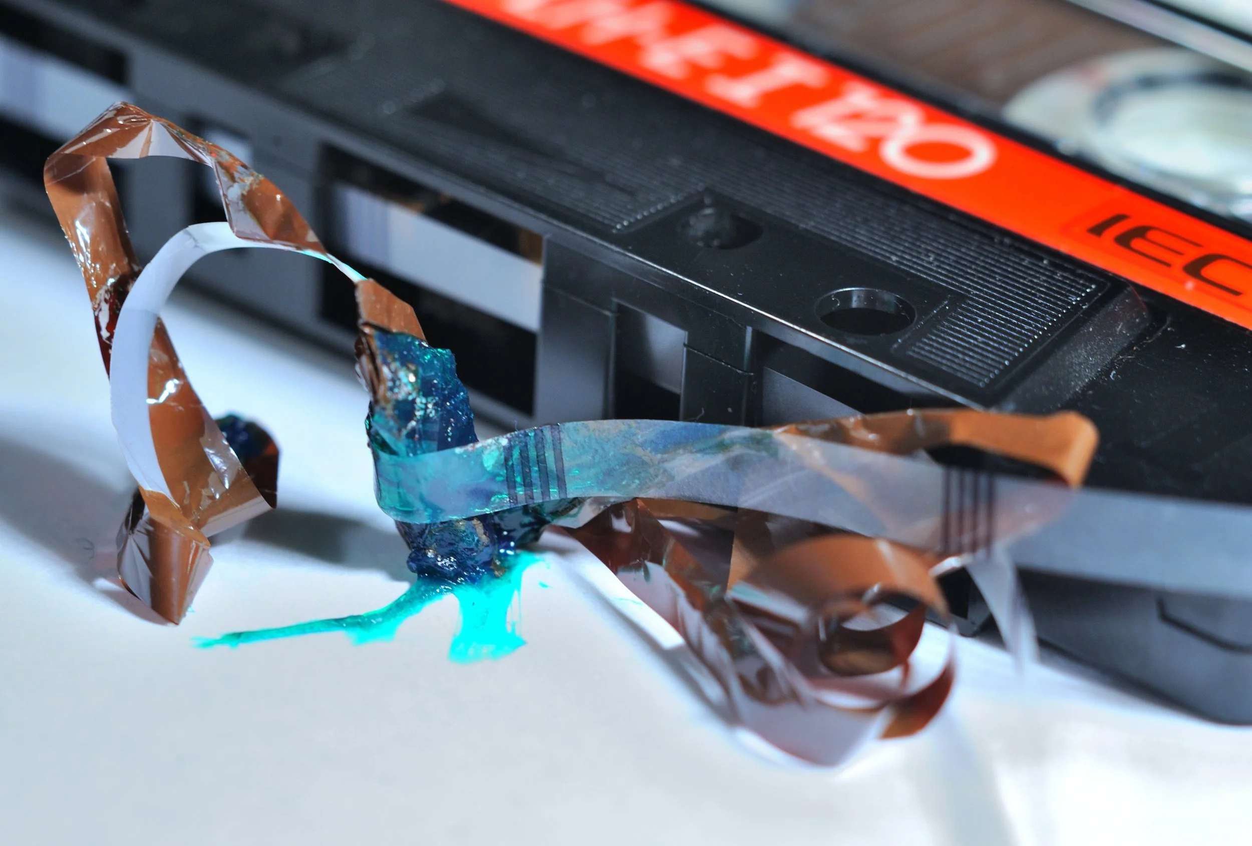 Abspielgeräte, die nicht fachgerecht gewartet sind, können ein Dokument zerstören. Im Bild: Die Schicht mit dem Ton blieb bei dieser Kassette an der Andruckrolle haften und wurde vom Träger gerissen. Von Memoriav organisierter Workshop zur Digitalsie
