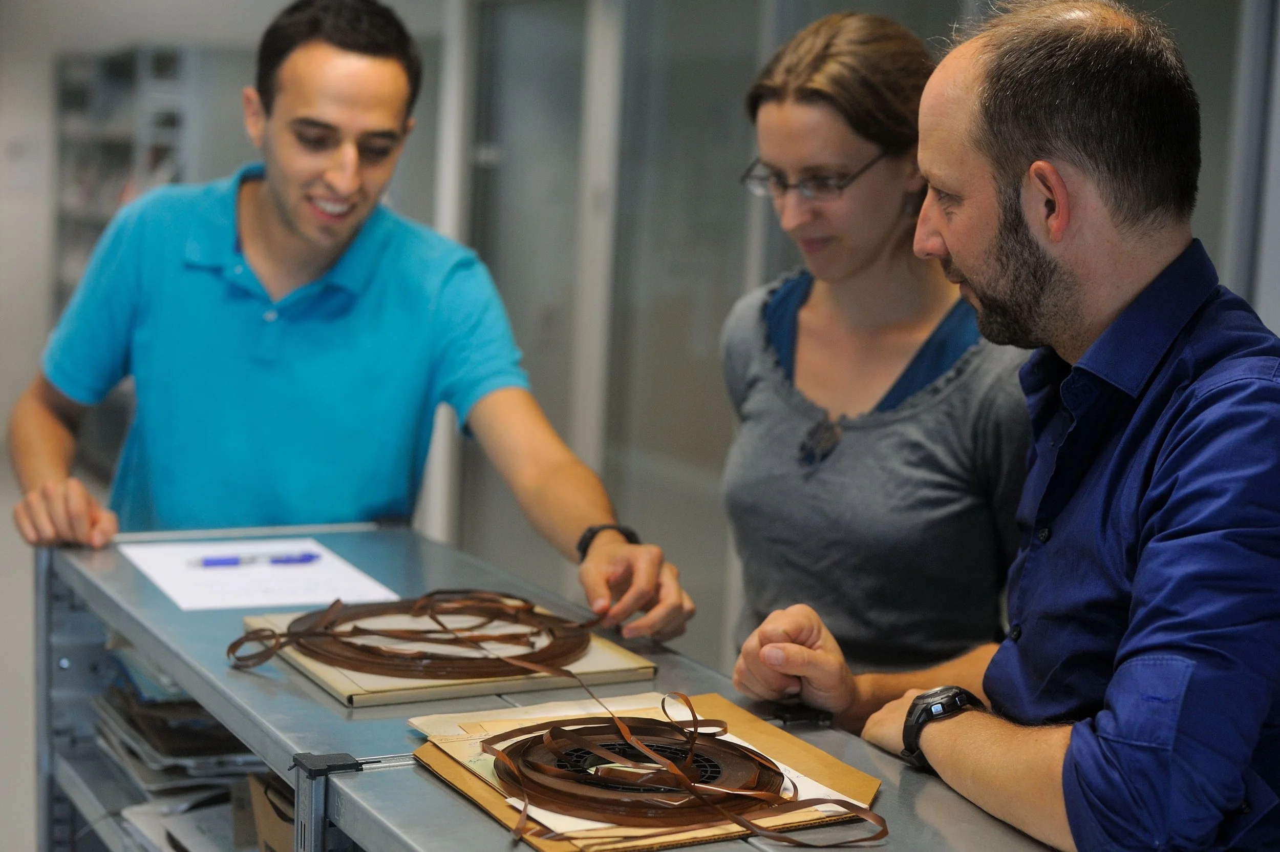 Bänder verlieren beim Altern oft ihre Spannung auf dem Wickel und der 'Kuchen' fällt auseinander. Es gibt spezielle Instrumente, um solche Probleme zu lösen. Mitarbeitende der ZHdK begutachten ein Band aus einer übernommenen Sammlung. Zürich. Septemb