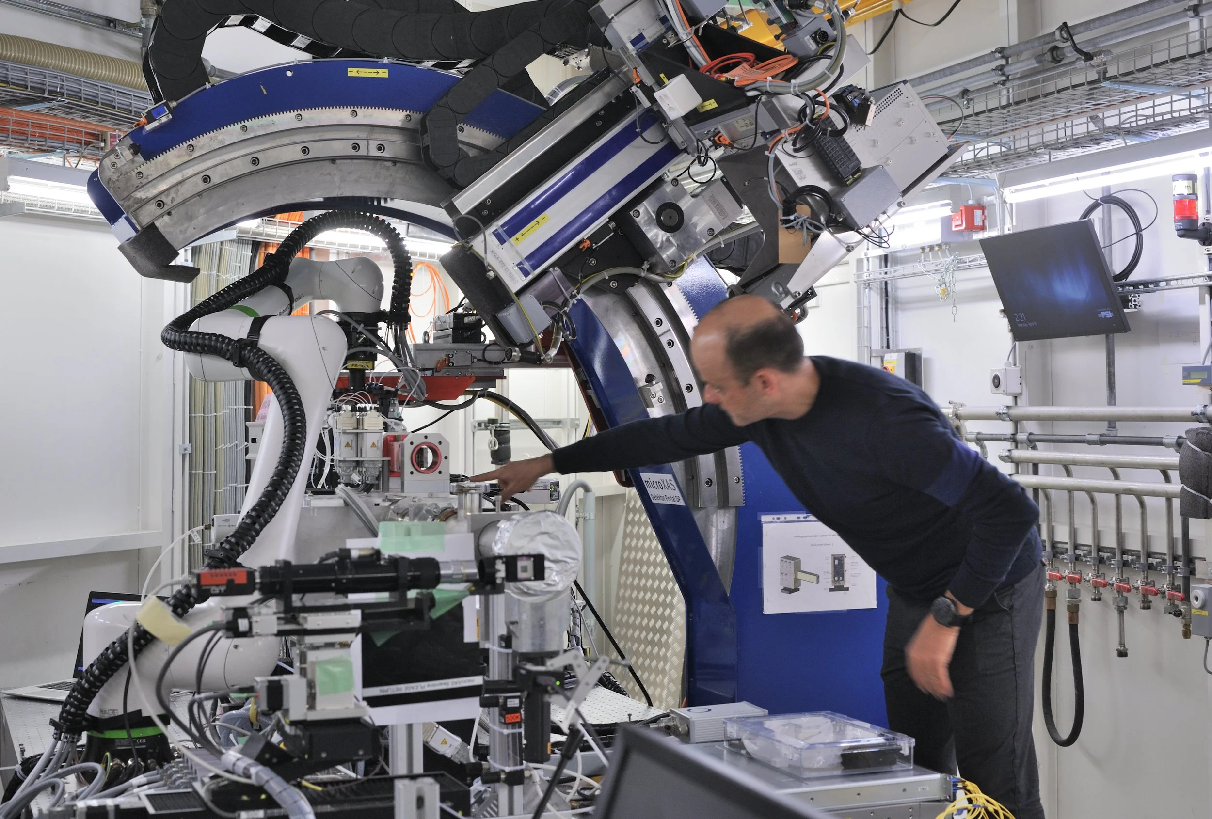 Im Swiss Light Source (SLS) des Paul Scherrer Instituts (PSI) finden Forschungen statt, um defekte Magnetbänder berührunslos zu lesen. Röntgenstrahlung wird in Linien gelenkt und durch Spiegel gebündelt. Ein Mitarbeiter  des PSI erläutert den Aufbau 