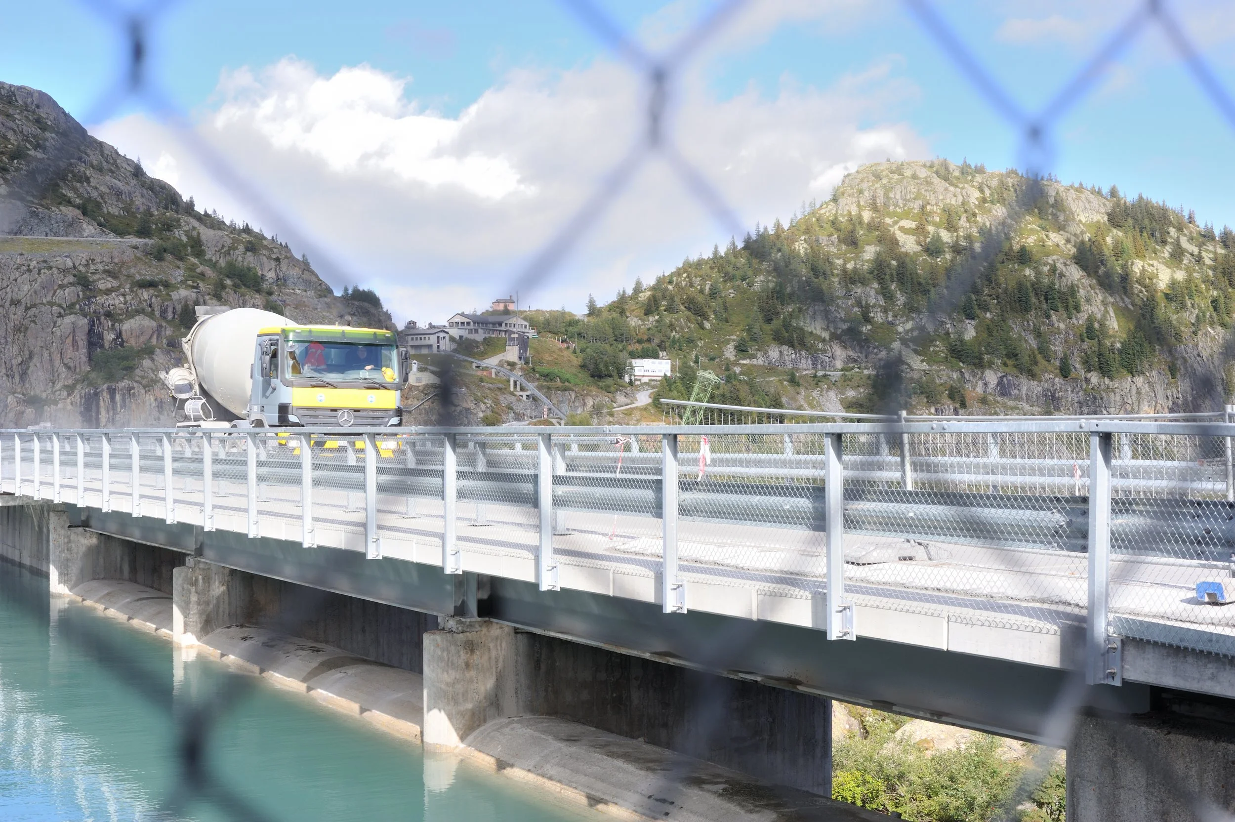 Betonmischer auf der Staumauer des Lac d'Emosson; der Beton wird gebraucht für die Erhöhung der Staumauer des Lac du Vieux Emosson, der 300 m höher liegt