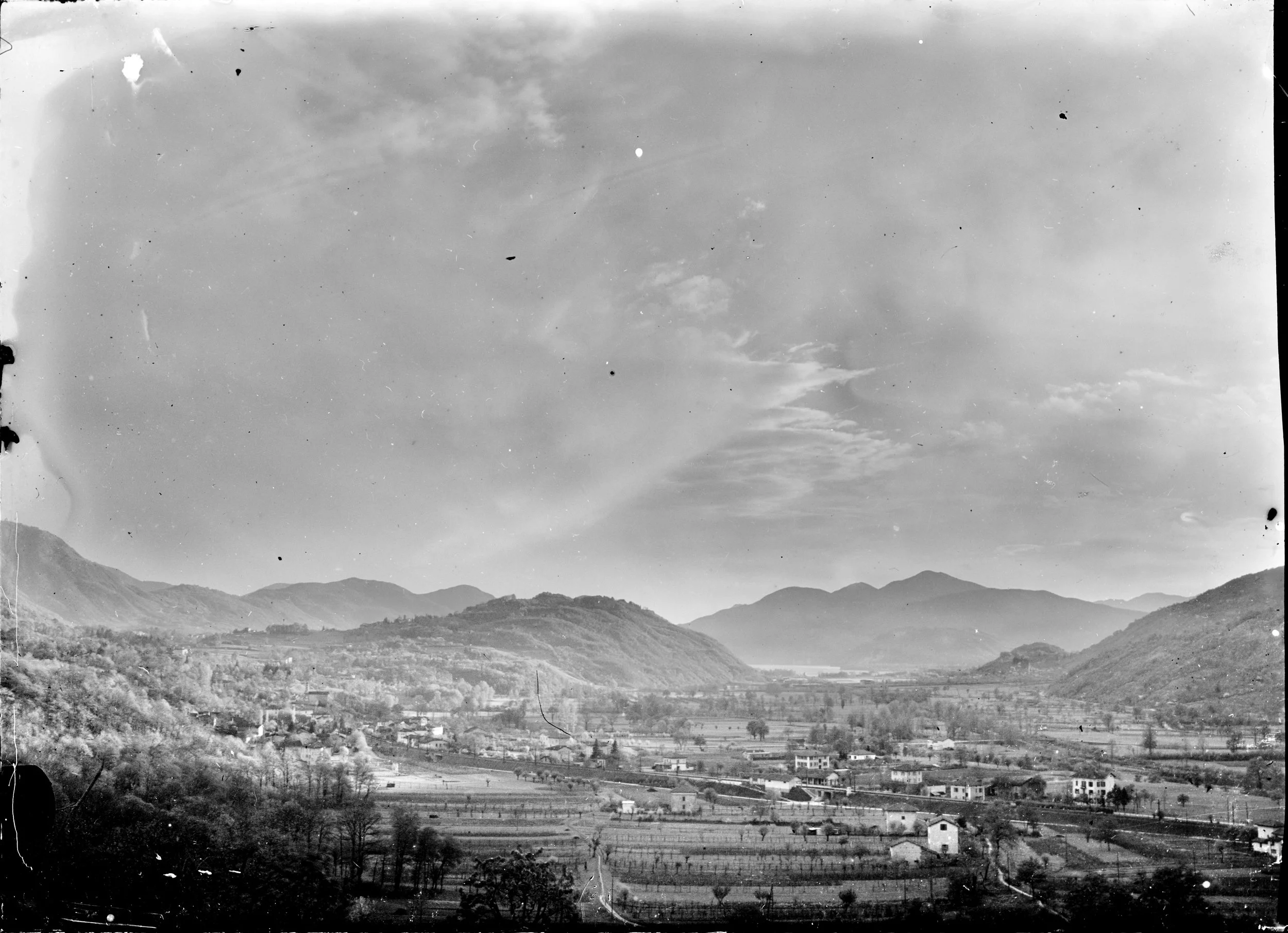 Blick von Lamone Richtung Agno, ca. 1943/44, gut sichtbar die Bahnlinie nach Lugano und die unverbaute Ebene, Foto: Armin Müller