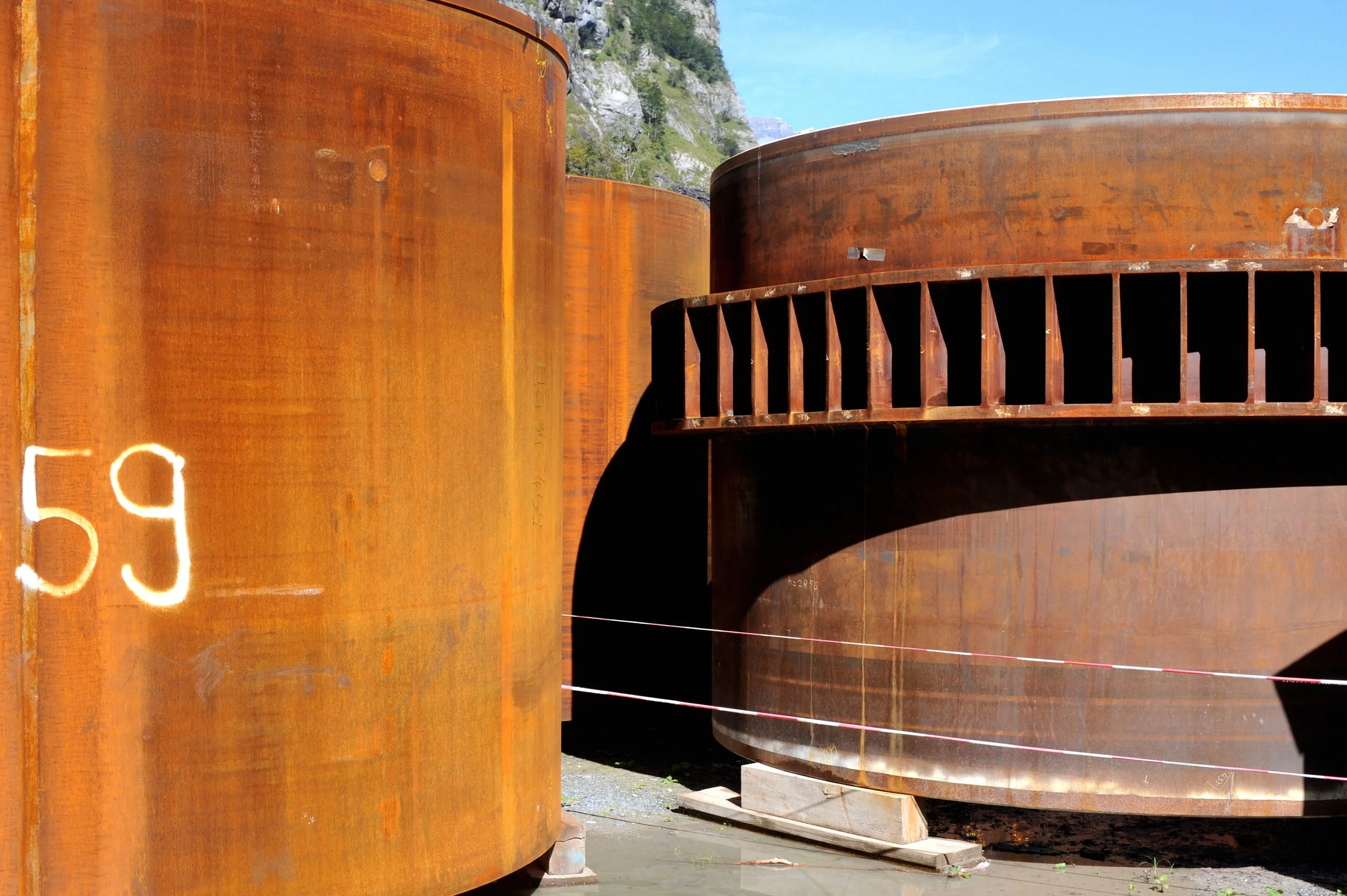 Rohrstücke für das Pumpspeicherwerk; sie wurden als Platten von Lastwagen auf den Installationsplatz in Tierfed gebracht, dort gebogen und zusammengeschweisst