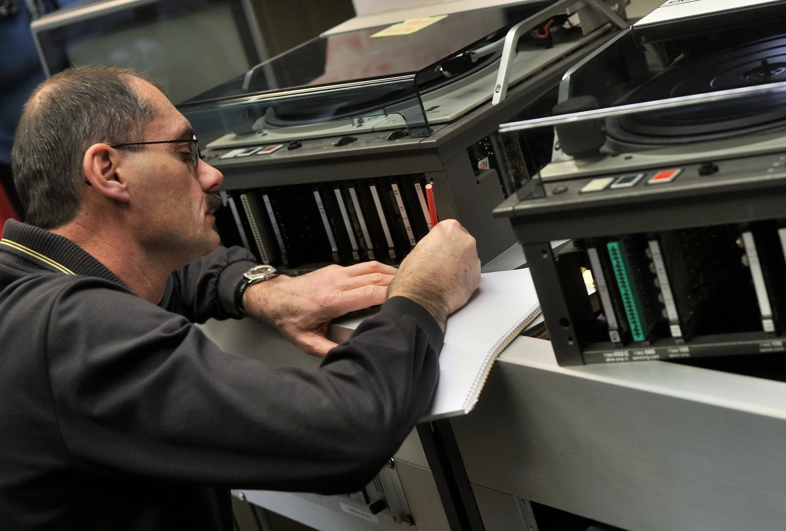 Für das Digitalisiern der Platten kommen professionelle Plattenspieler zum Einsatz. Sie müssen vor dem Einsatz an die früher üblichen technischen Normen angepasst werden. Techniker im Studio Basel, SR-DRS. März 2013.