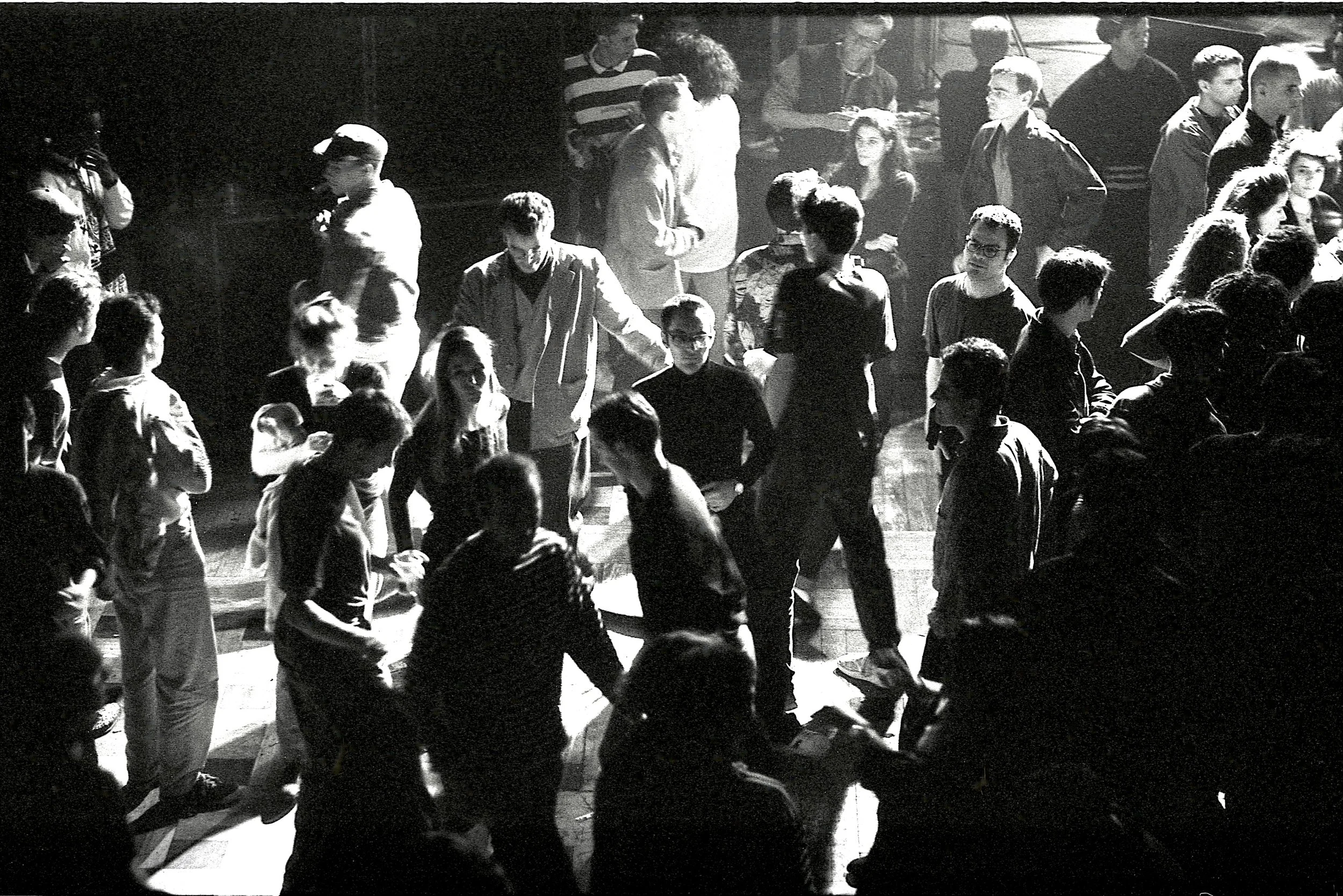 26.4.1991 Tanzendes Publikum am Rap-Event im Kaufleuten