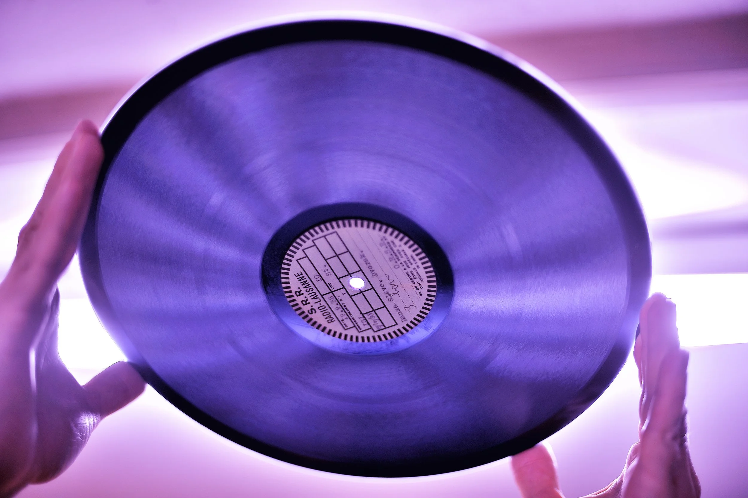 Diese Platte aus Glas von 1938 ist noch in perfektem Zustand. Die Rille in der blauen Zelluloseschicht wird von innen nach aussen abgespielt. Die Platten werden manchmal auch Azetat- oder Mitschnittplatten genannt. September 2011.