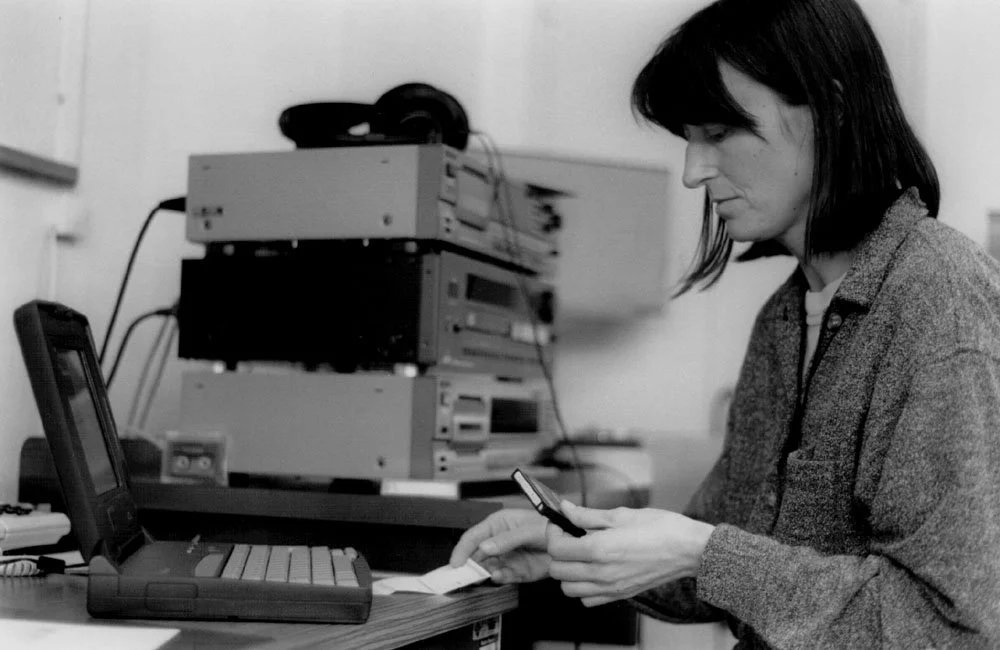 Eine Mitarbeiterin von SR-DRS katalogisiert überspielte Platten. In den 1990ern wurde noch auf digitales Audioband kopiert, es war aber absehbar, dass die Technik bald reif war, um alle Daten in so genannten Content Management Systemen (CMS) zu integ