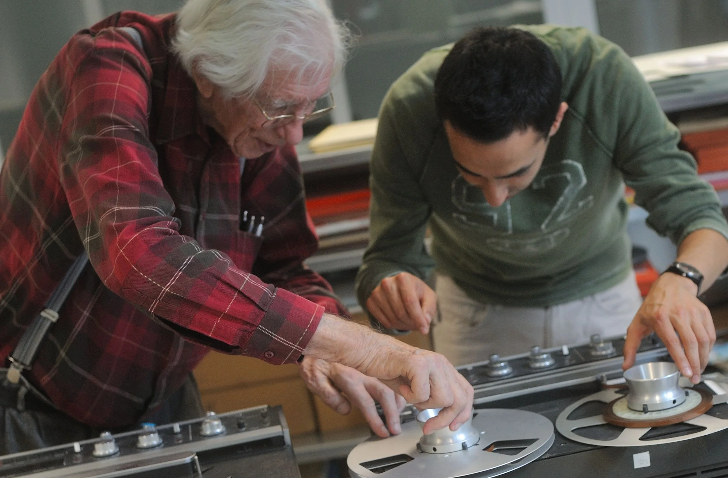 Audiovisuelle Kulturtechniken wie die Bedienung von Bandmaschinen und der Umgang mit den Bändern sind am verblassen.  Der Musiker und Musikkritiker erklärt einem Mitarbeiter der Zürcher Hochschule der Künste das Einspannen von Bändern. Zürich. Septem