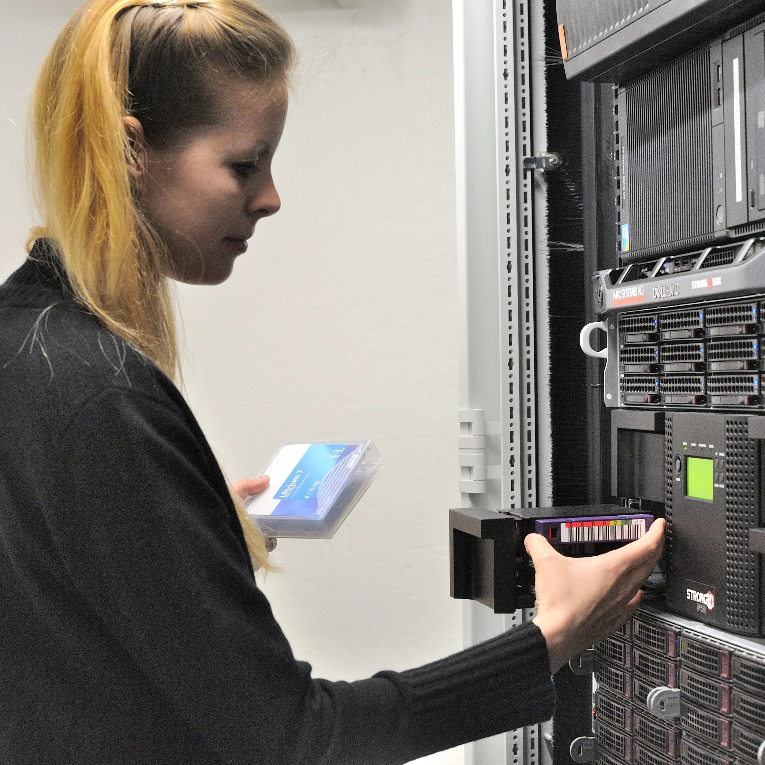 Mit der Digitalisierung ist es nicht getan. Audiovisuelle Kulturgüter zu erhalten kostet laufend, denn Massenspeicher brauchen Unterhalt auf Dauer. Mitarbeiterin des Schweizer Archivs der Darstellenden Künste (SAPA) wechselt LTO-Bänder am Bandroboter