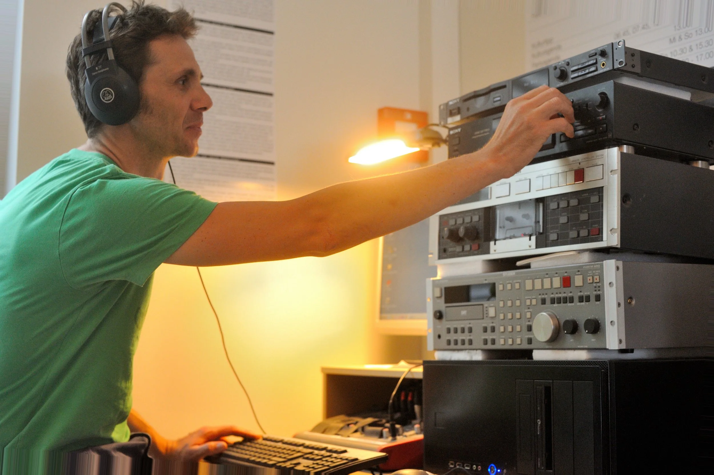 MiniDisc, DAT und viele weitere digitale Tonträger der 1990er und 2000er Jahre sind bereits obsolet. Sie müssen ganau so dringend oder noch dringender überspielt werden als analoges Material. Kopieren und Speichern von MiniDisc Scheiben bei Radio X. 