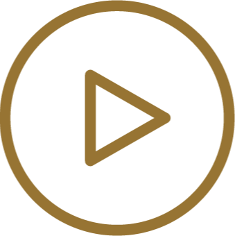 Symbol for kursusområde med videoer fra designcoach med et afspilningsikon inden for en rund, guldfarvet ramme.