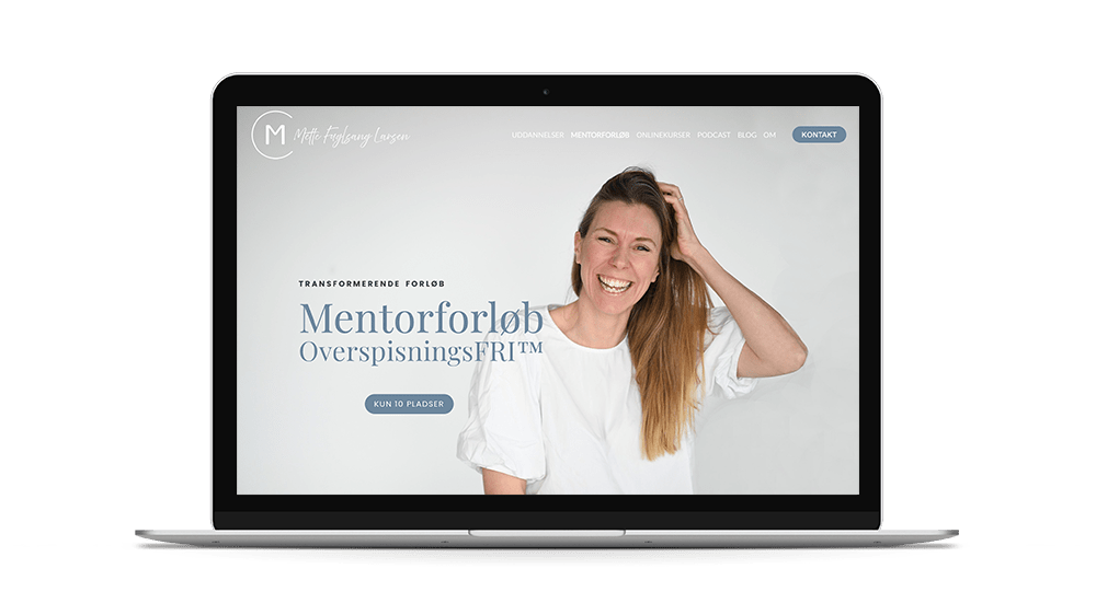 En skærm med hjemmeside for mentorforløb, der viser en smilende kvinde med langt hår, der rører sit hår, på en hvid baggrund.