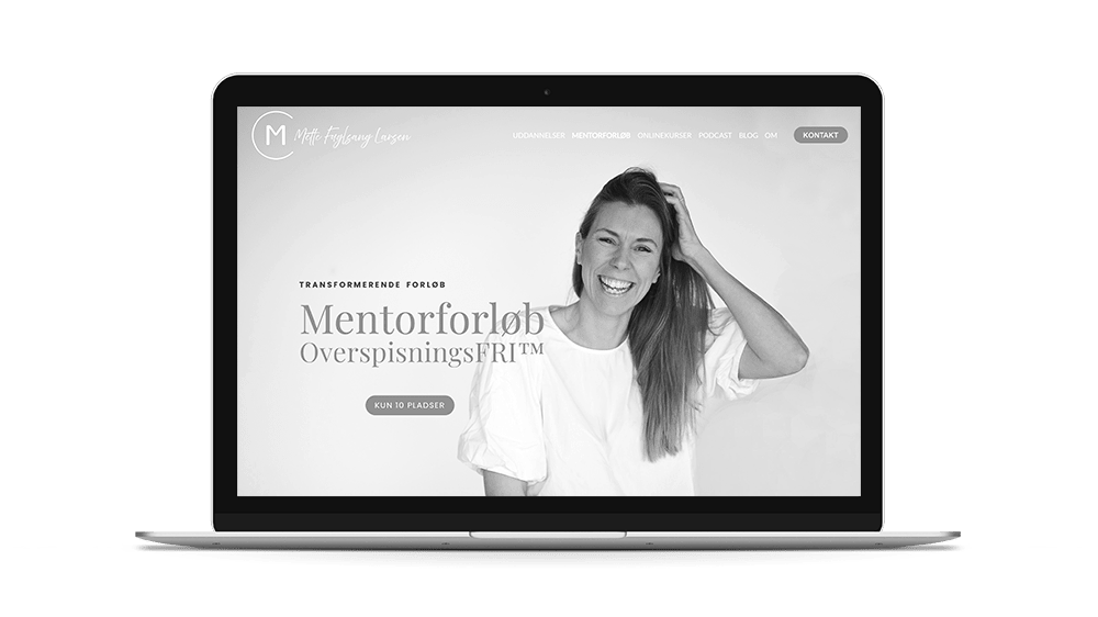 Laptop displaying a website with a smiling Squarespace Academy client, navigation menu, and text in Danish.