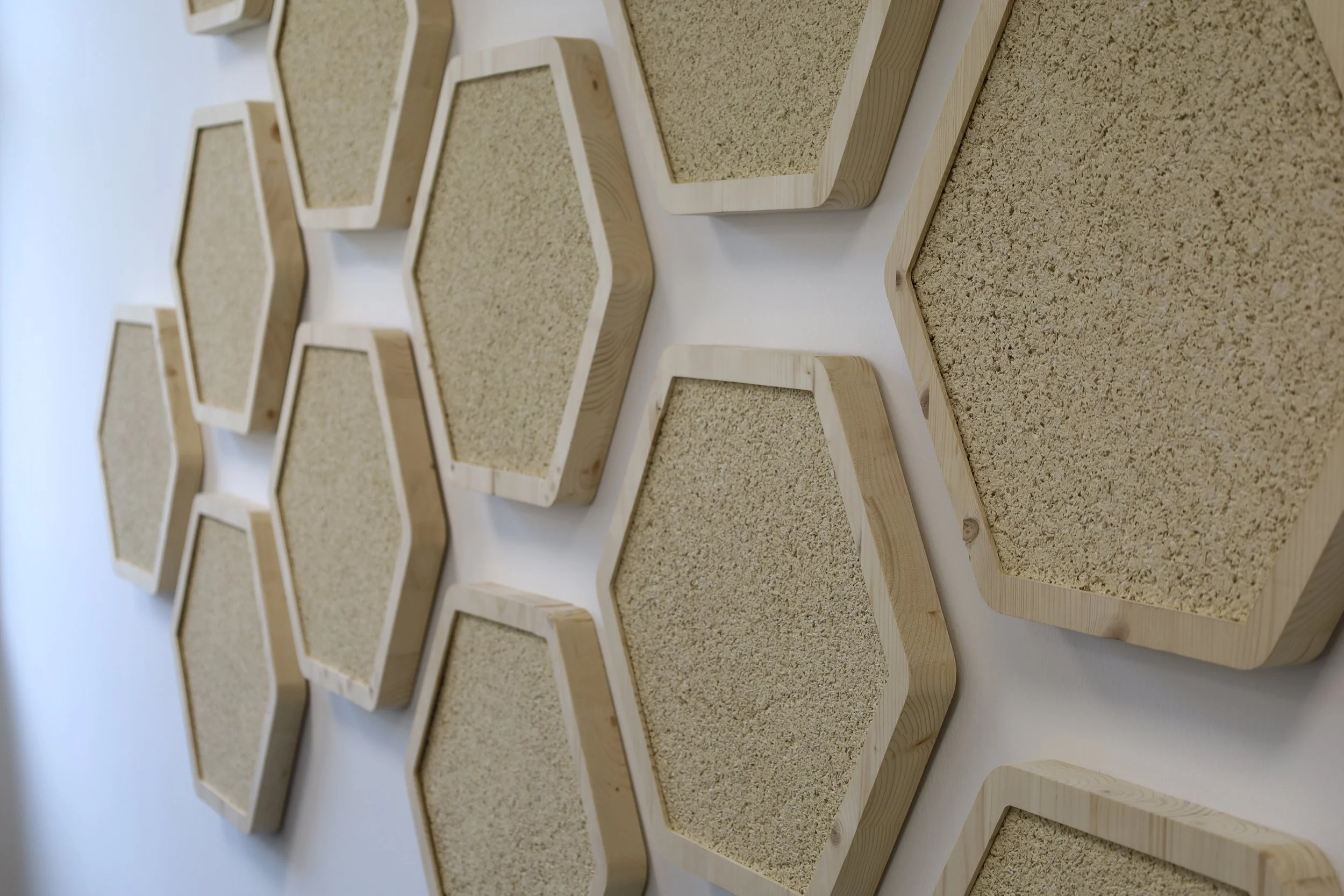 Akustikplatten-Wandgestaltung in Hexagon-Form