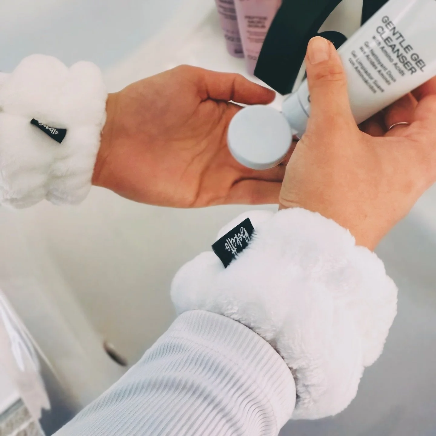 Meet the little luxury you didn&rsquo;t know you needed. Our Boketto wrist cuffs keep your arms dry and your cleansing routine effortless. ✨

For November only, any purchase over $200 includes a free set of cuffs and a Boketto headband, available whi