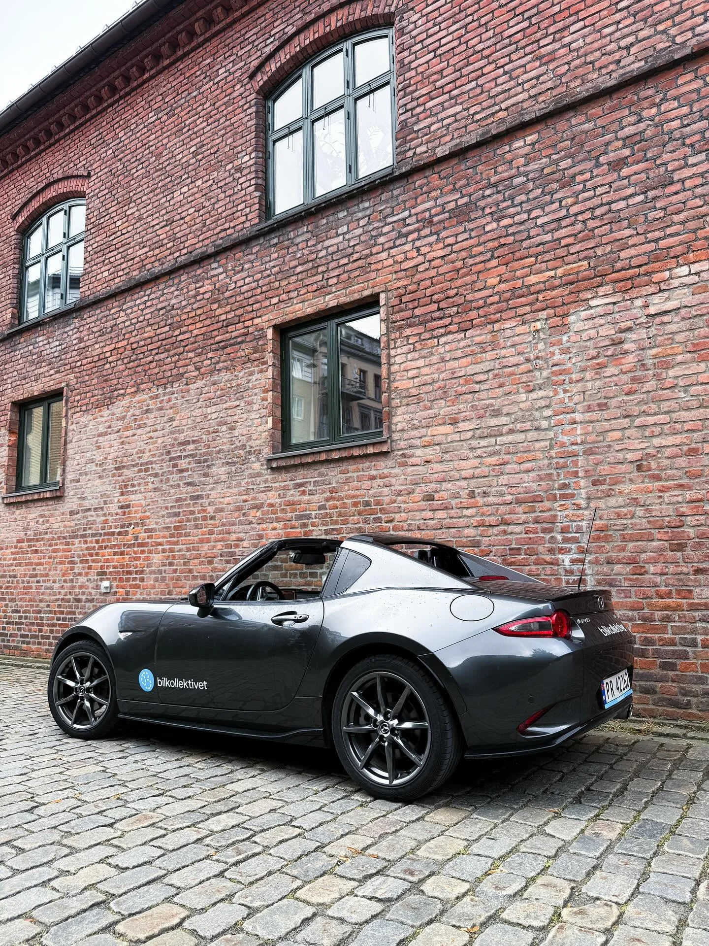 Mazda MX-5 – ikonisk roadster, ekte kjøreglede.
Med en vekt under 1100 kg og 160 hestekrefter fra en 2-liters motor, leverer denne klassikeren en responsiv og morsom kjøreopplevelse – akkurat slik en sportsbil skal fø