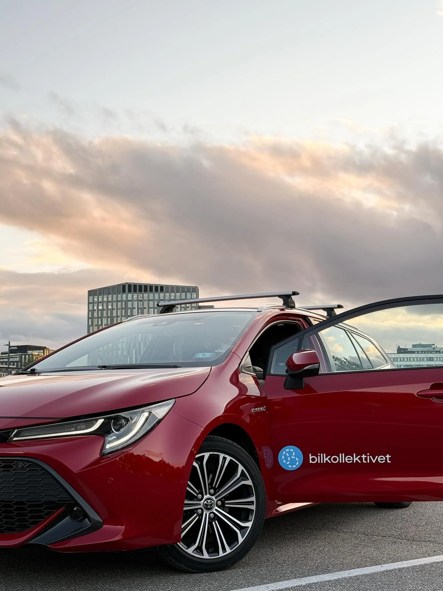 Corollaen til Magdi var også rød... forskjellen er at du kan dele denne🫵😮‍💨#ToyotanTilMagdi #bilkollektivet