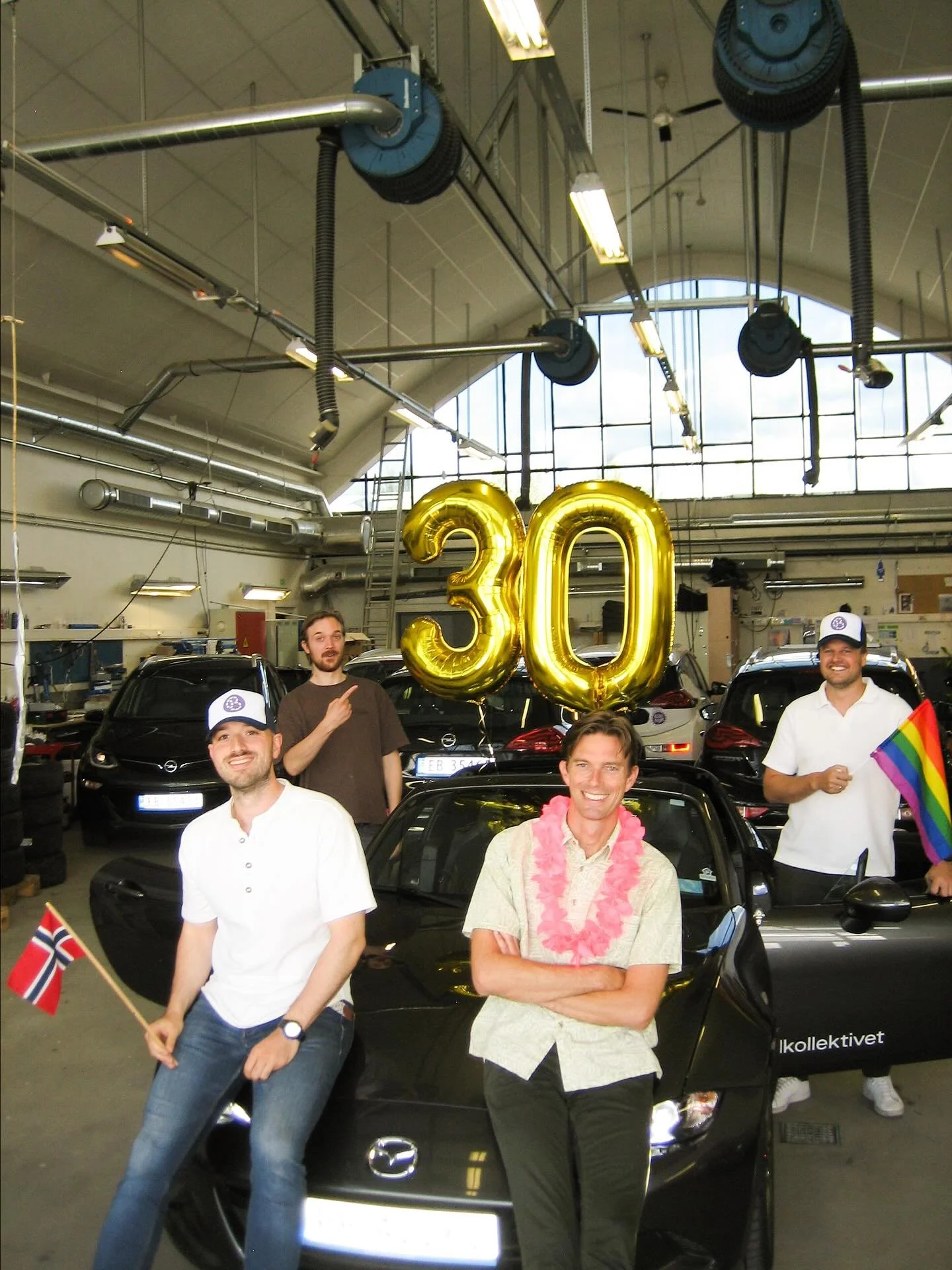 Vi deler biler, vi deler frihet… og nå deler vi bursdagen vår 🥳 7. september, klokken 13–16, Økernveien 147. Som dere ser, har både vi og MX-5’en pyntet oss for anledningen 😏
#bilkollektivet #mx5 #jubile