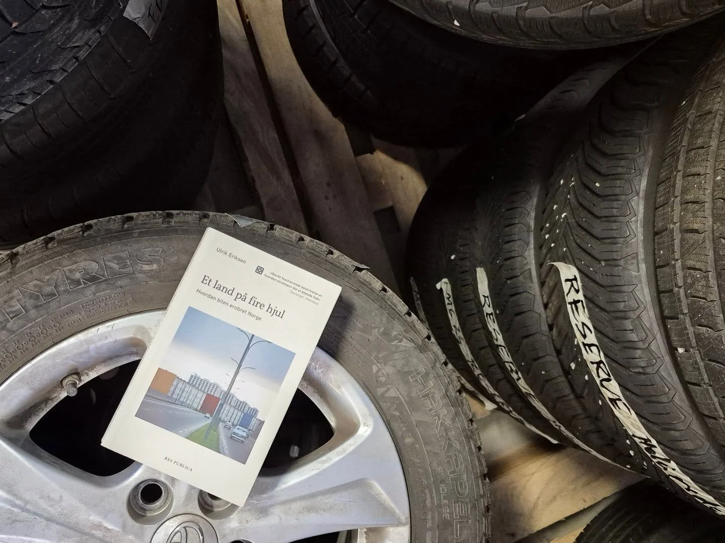 Diskusjonen er høyaktuell! Er bilen et nødvendig onde, bare et onde, eller min guilty pleasure. Kom til Økern søndag og sjekk det ut. Møt forfatteren, @framtidenivarehender og @naturvern . Finn ut hva de mener!
Me