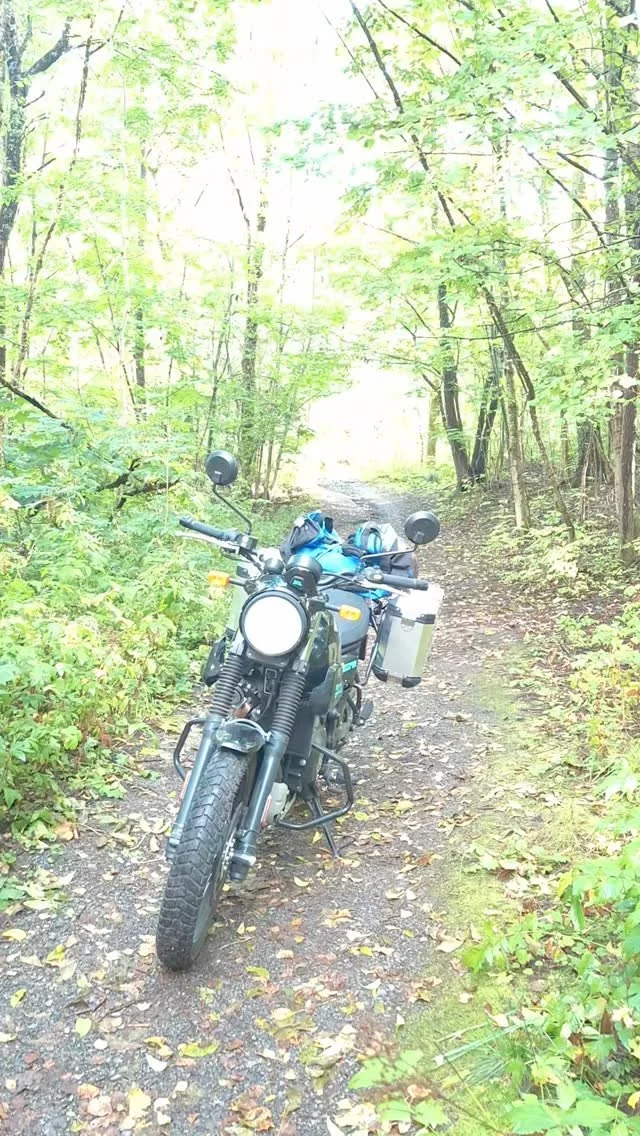 Høstlys, landevei og frihet på to hjul 🍂✨
#nonprofitlife #royalenfield #scrambler #bilkollektivet