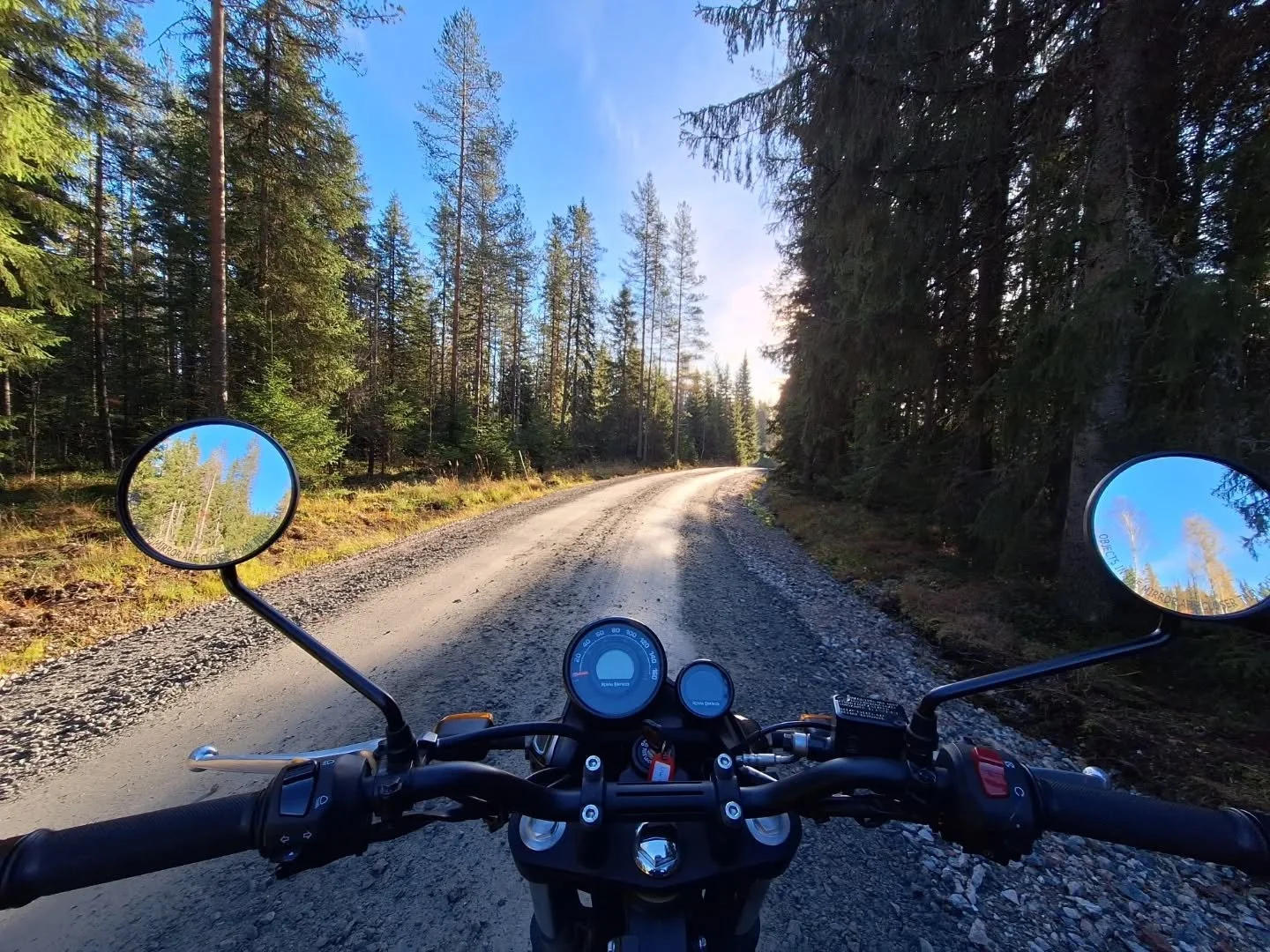 Deilig siste høsttur på rett sykkel til forholdene 
#motorcyclelife #delingsøkonomi #royalenfield