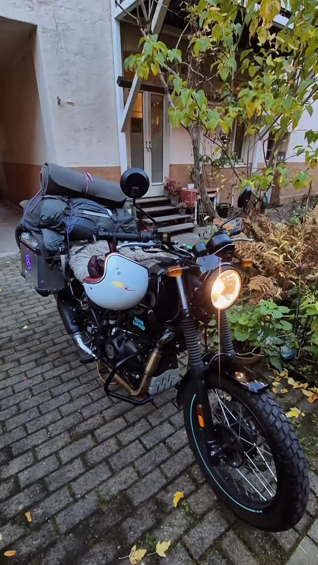 Ingenting slår følelsen av å legge svingene bak seg mens fjellene reiser seg rundt deg. Lukten av frisk luft, lyden av motoren, og veien som slynger seg mot horisonten... 
#Motorsykkelliv #Fjelltur #FrihetPåToHjul #Adve