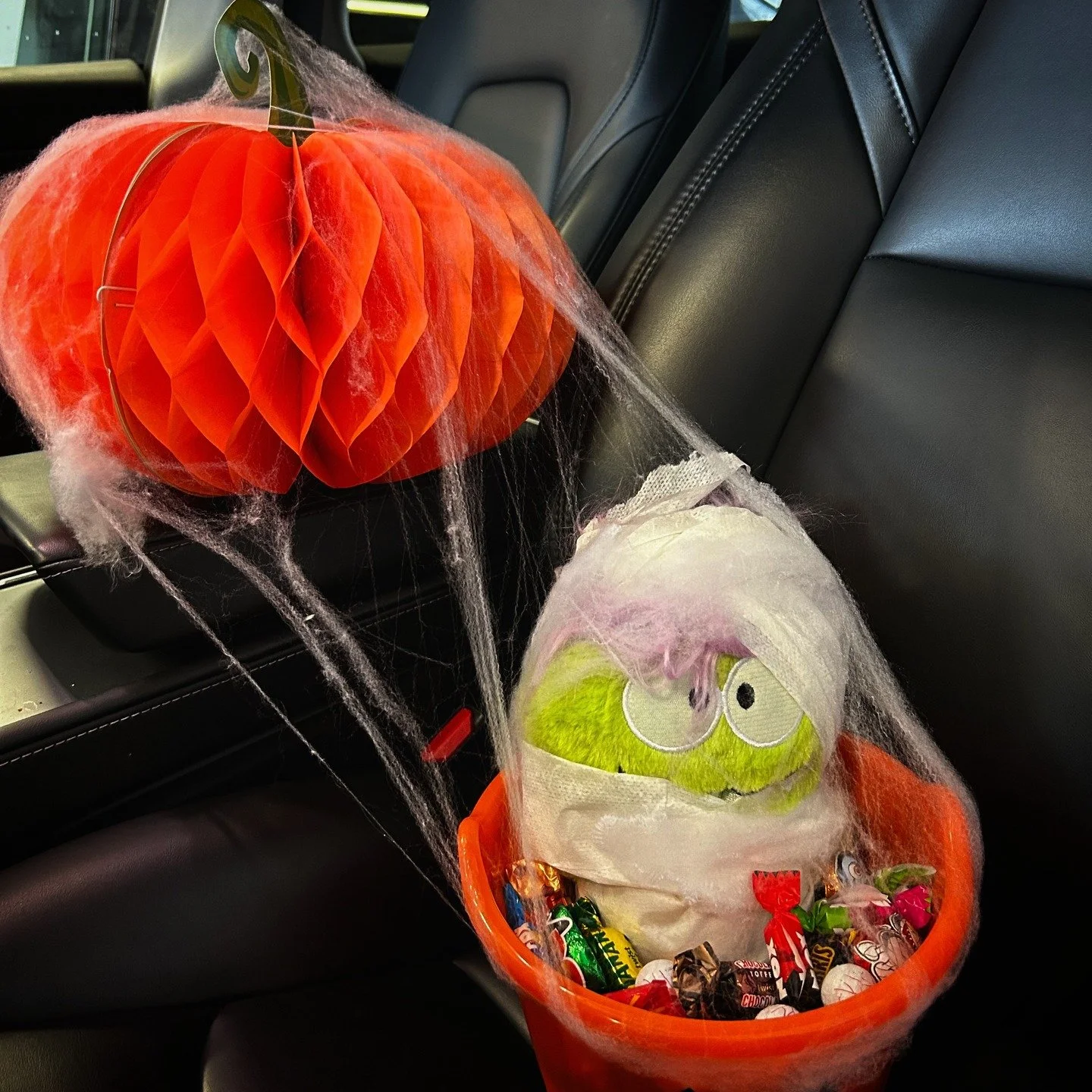 🎃 Boo! 👻
Halloween har kommet til Bilkollektivet og vi feirer med en skummel morsom konkurranse! 🚘🕸️
Vil du vinne en rabattkode på 300 kr hos oss?
Da må du bare gjøre én ting:
👉 Gjett hvor mange godteribiter som skju