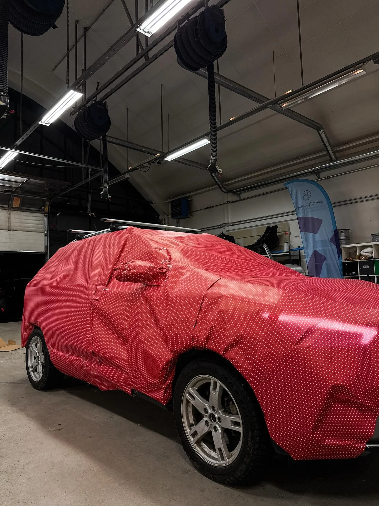 Vi kickstarter uken med en konkurranse!! Avbildet er en delt bil i julekostyme&hellip;🫣 Gjett hvilken bil vi har pakket inn og kommenter under for &aring; delta. Vinneren trekkes fredag!🎄🎁 #bilkollektivet