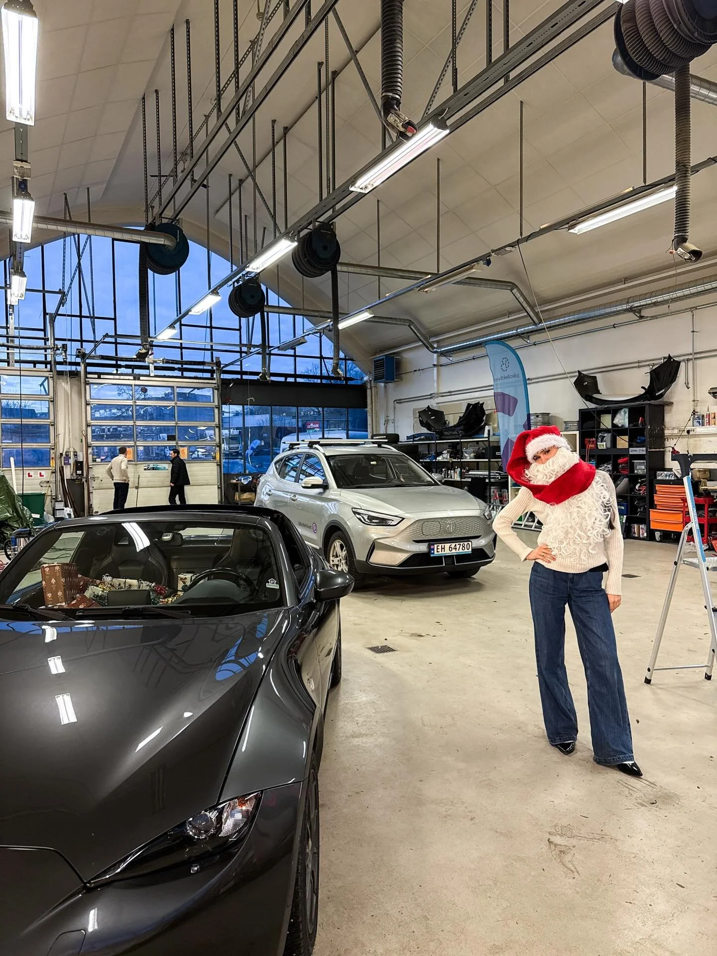 Vi har trukket en vinner i konkurransen v&aring;r!! Bilen vi pakket inn var en MG ZS, som vist bak BK&rsquo;s julenisse. Vi hadde en konkurranse der man kunne delta p&aring; b&aring;de Instagram og Facebook, og vinneren er &Oslash;yvind Berg Larsen! 