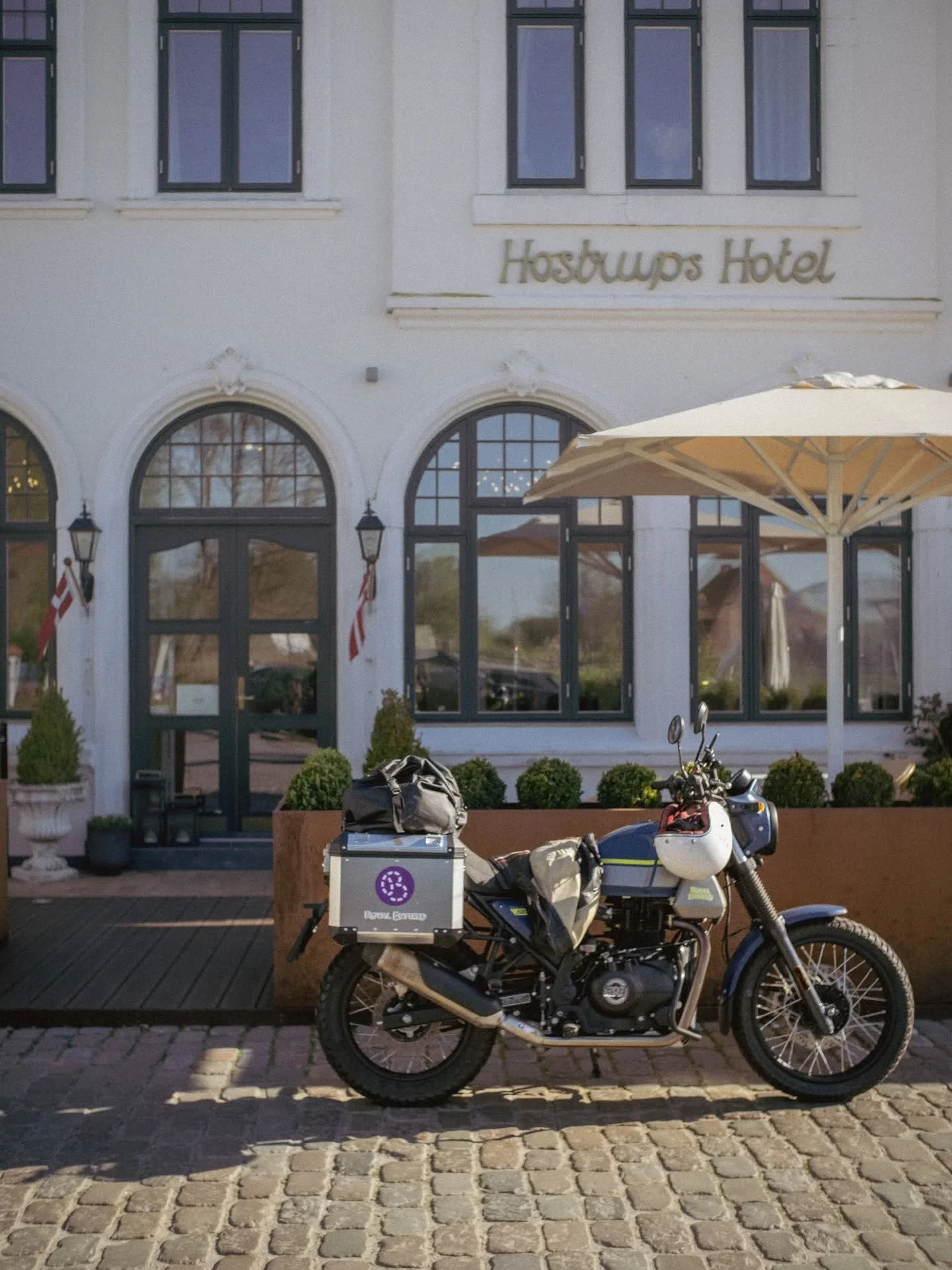 Tre klassikere p&aring; en gang: Danmarksferie, Thostrup Hotel og leid Royal Enfield fra Bilkollektivet 😎

#mortenp&aring;villeveier #royalenfield #t&oslash;nder #visitdenmark #mcsesong