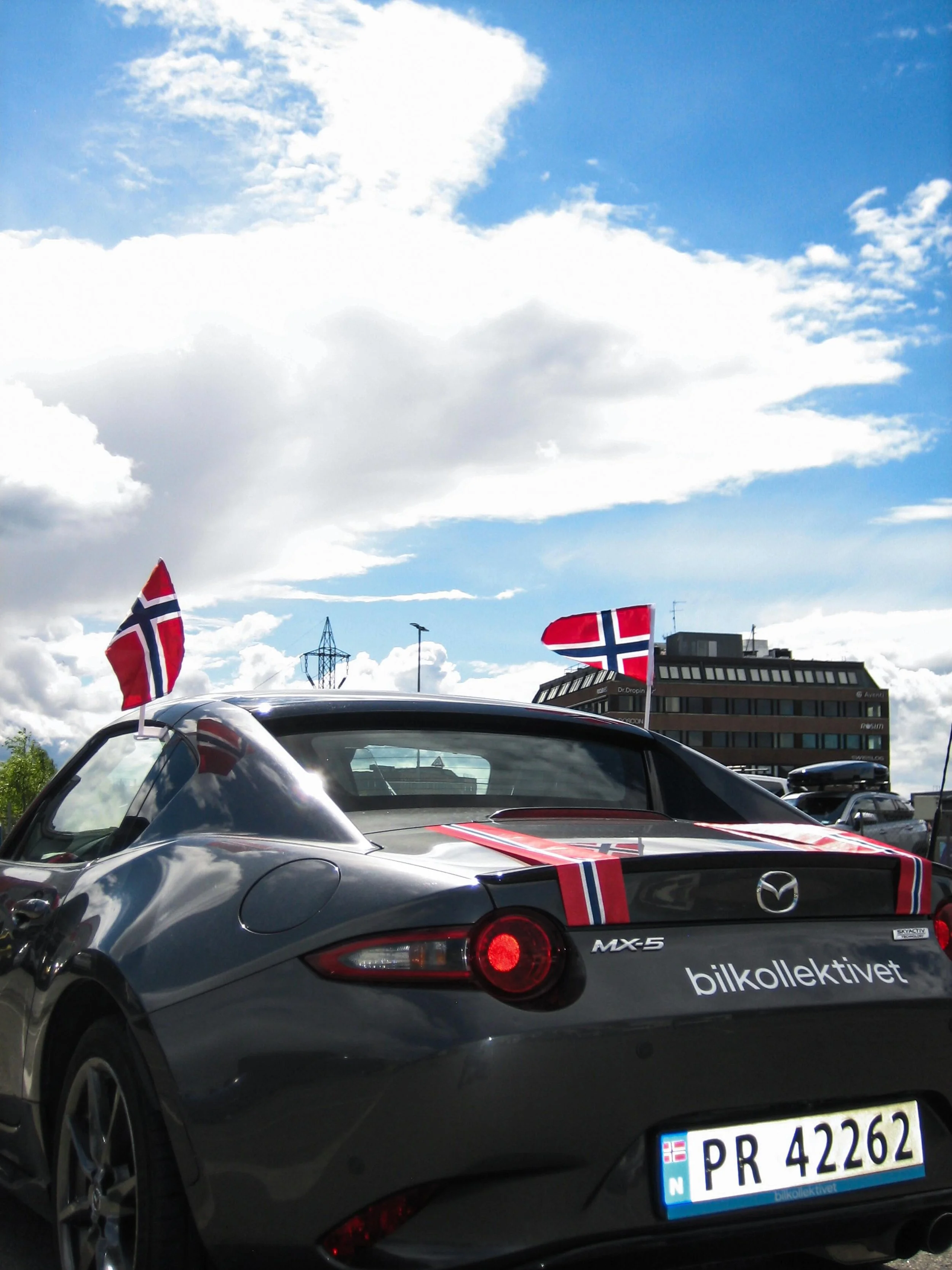 Gratulerer med dagen fra oss i Bilkollektivet🇳🇴

#bilkollektivet #miata